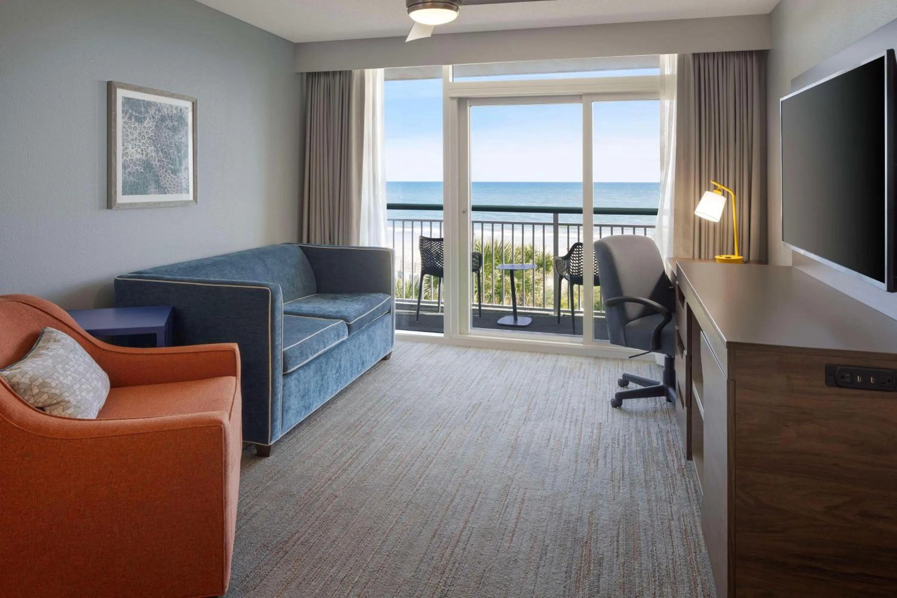 Living room in Hampton Inn & Suites Myrtle Beach Oceanfront