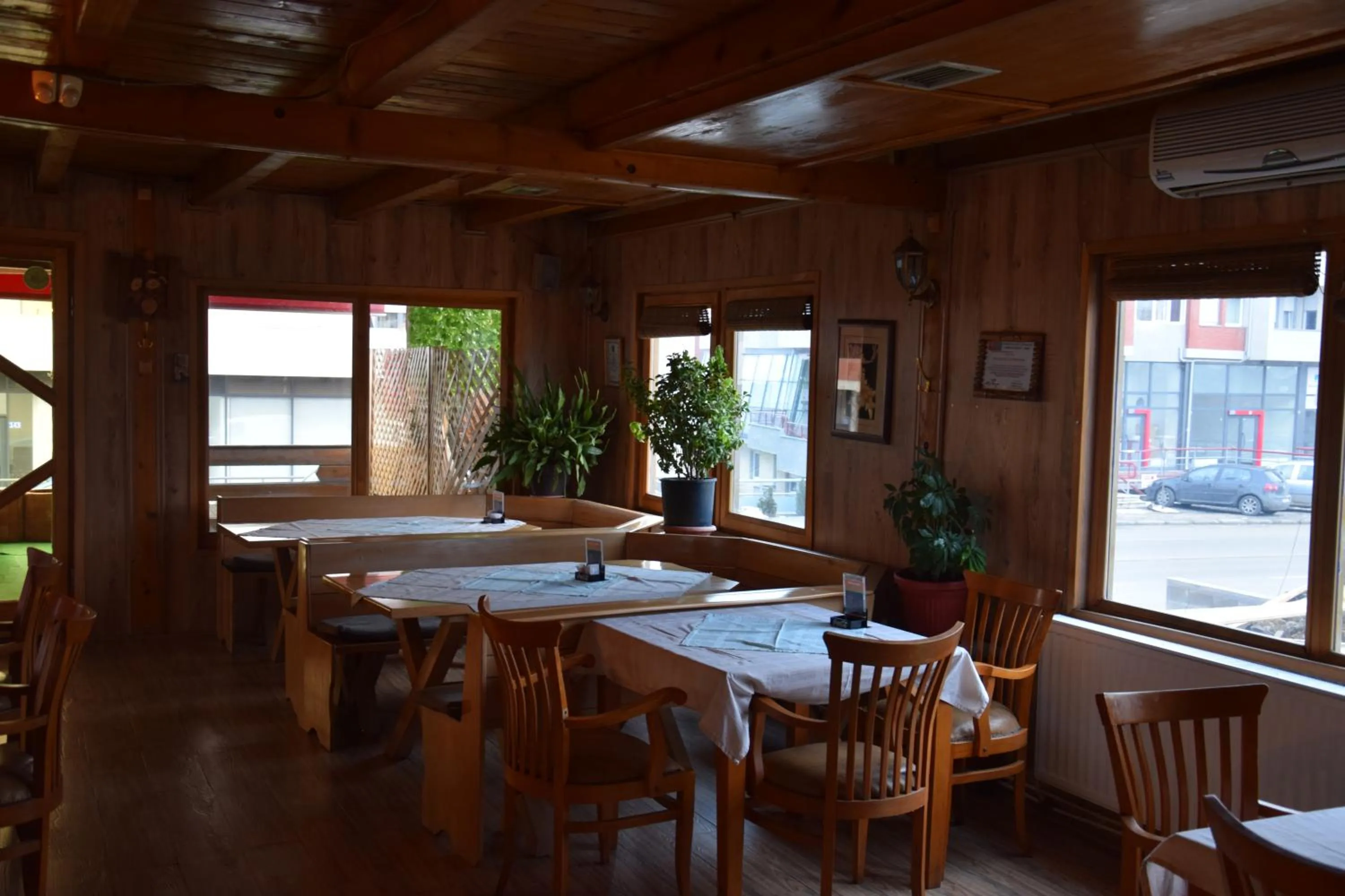 Restaurant/places to eat in Hotel Denis