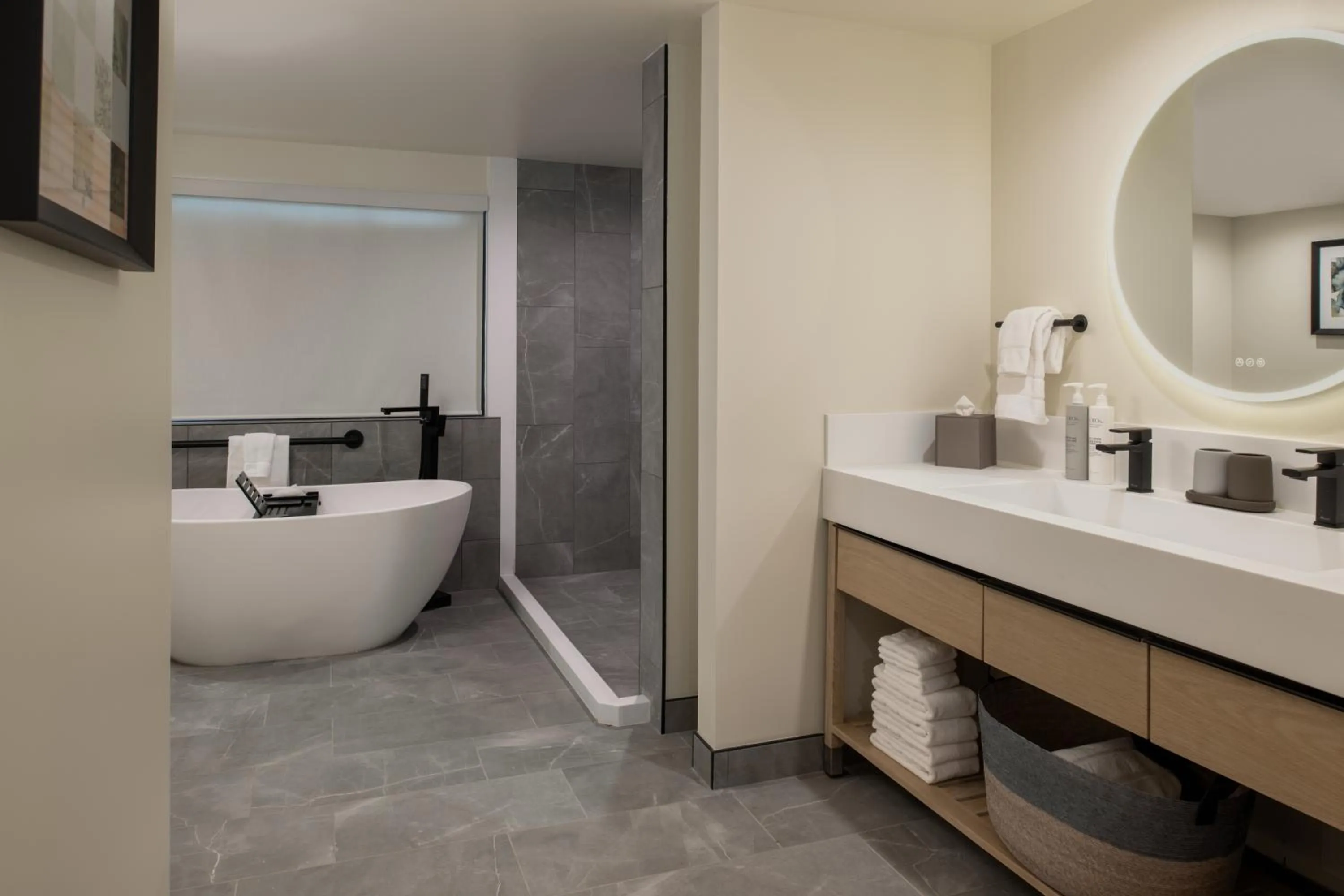 Bathroom, Bed in Embassy Suites by Hilton Napa Valley