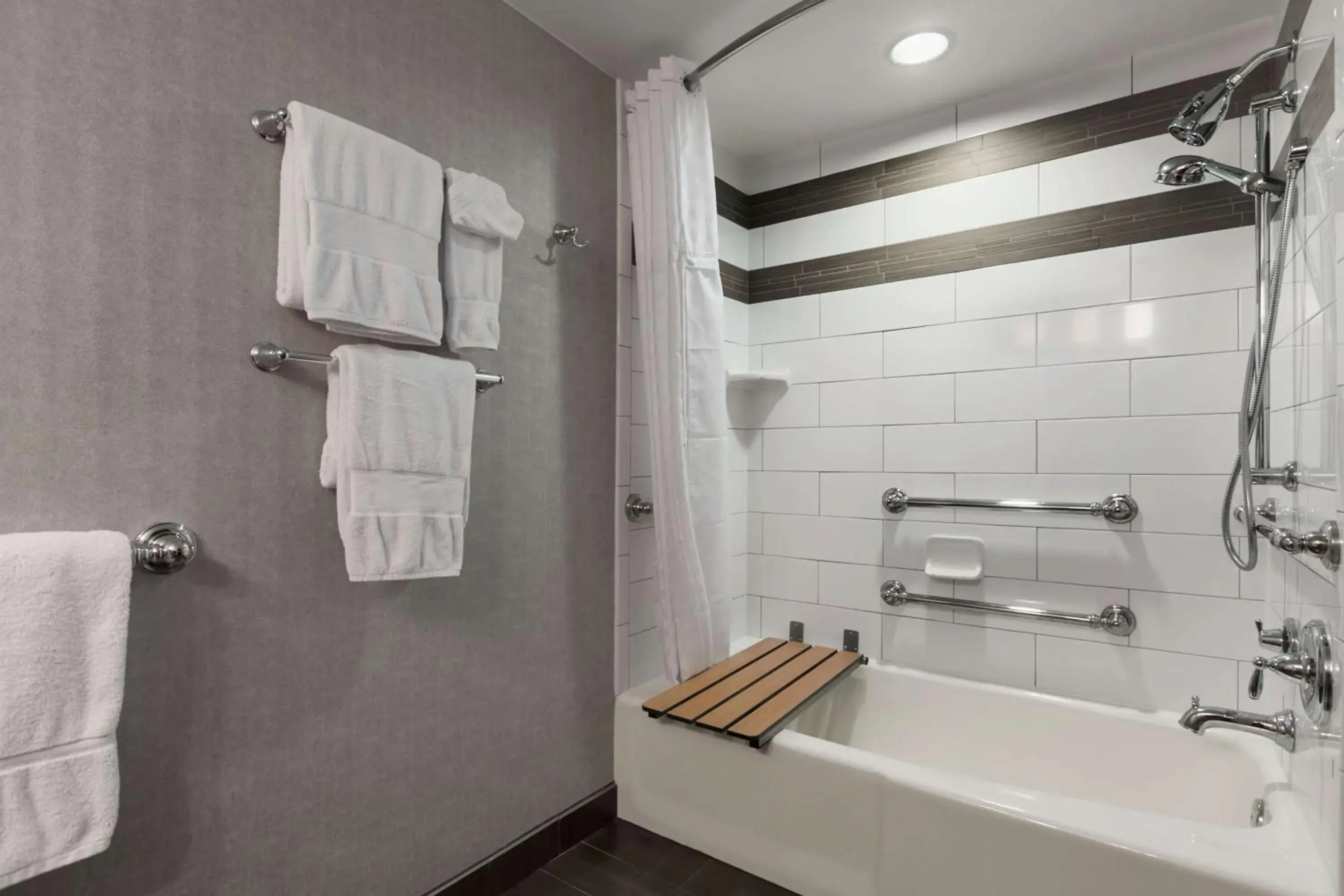 1 KING PREM STE MOBILITY/HEARING ACCESS TUB in Embassy Suites by Hilton Napa Valley 1 KING PREM STE MOBILITY/HEARING ACCESS TUB in Embassy Suites by Hilton Napa Valley