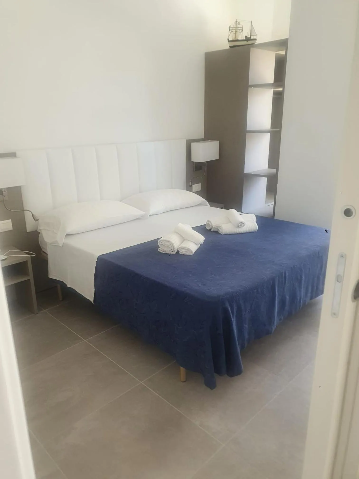 Photo of the whole room, Bed in Hotel Cadiz