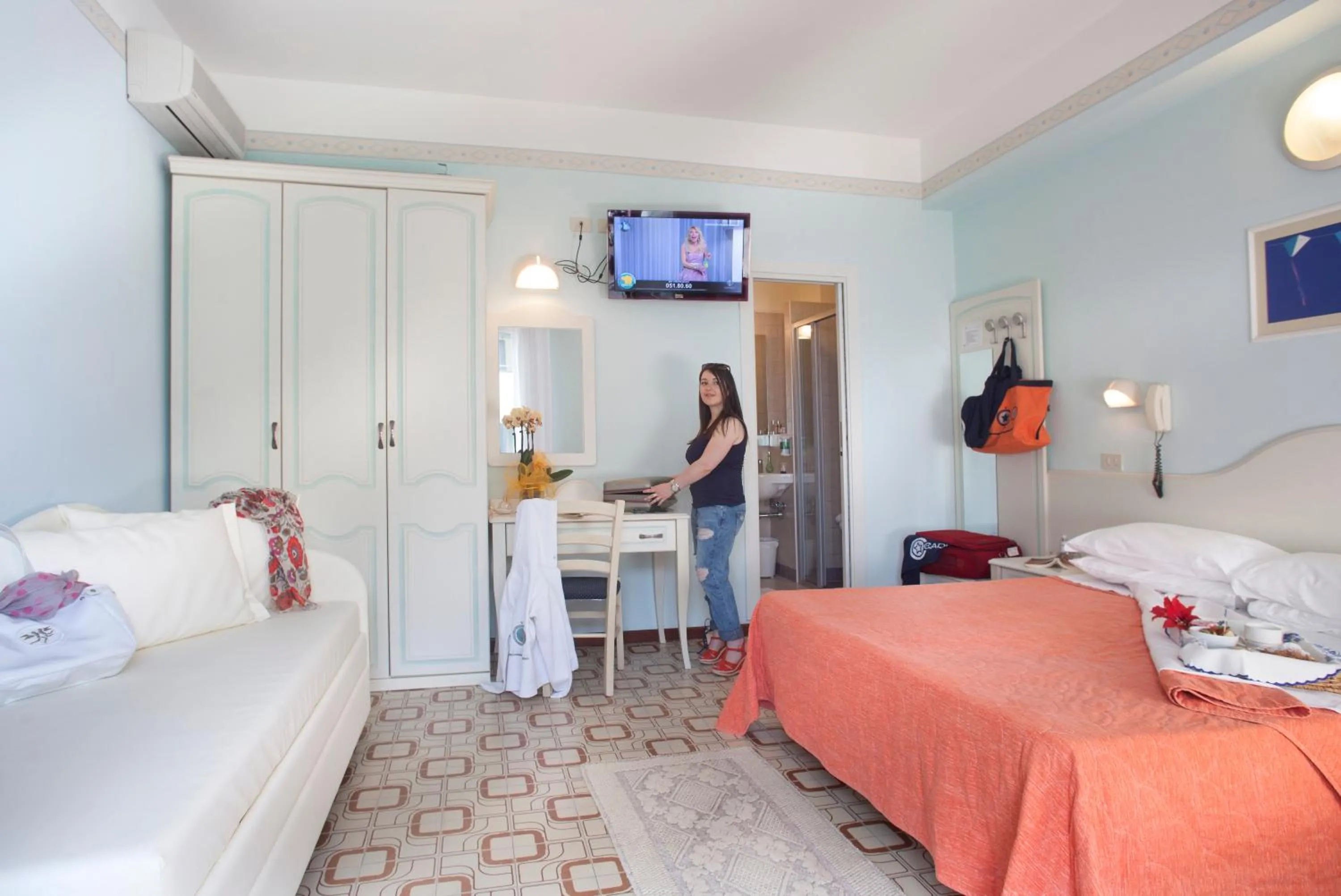 Photo of the whole room in Hotel Cadiz