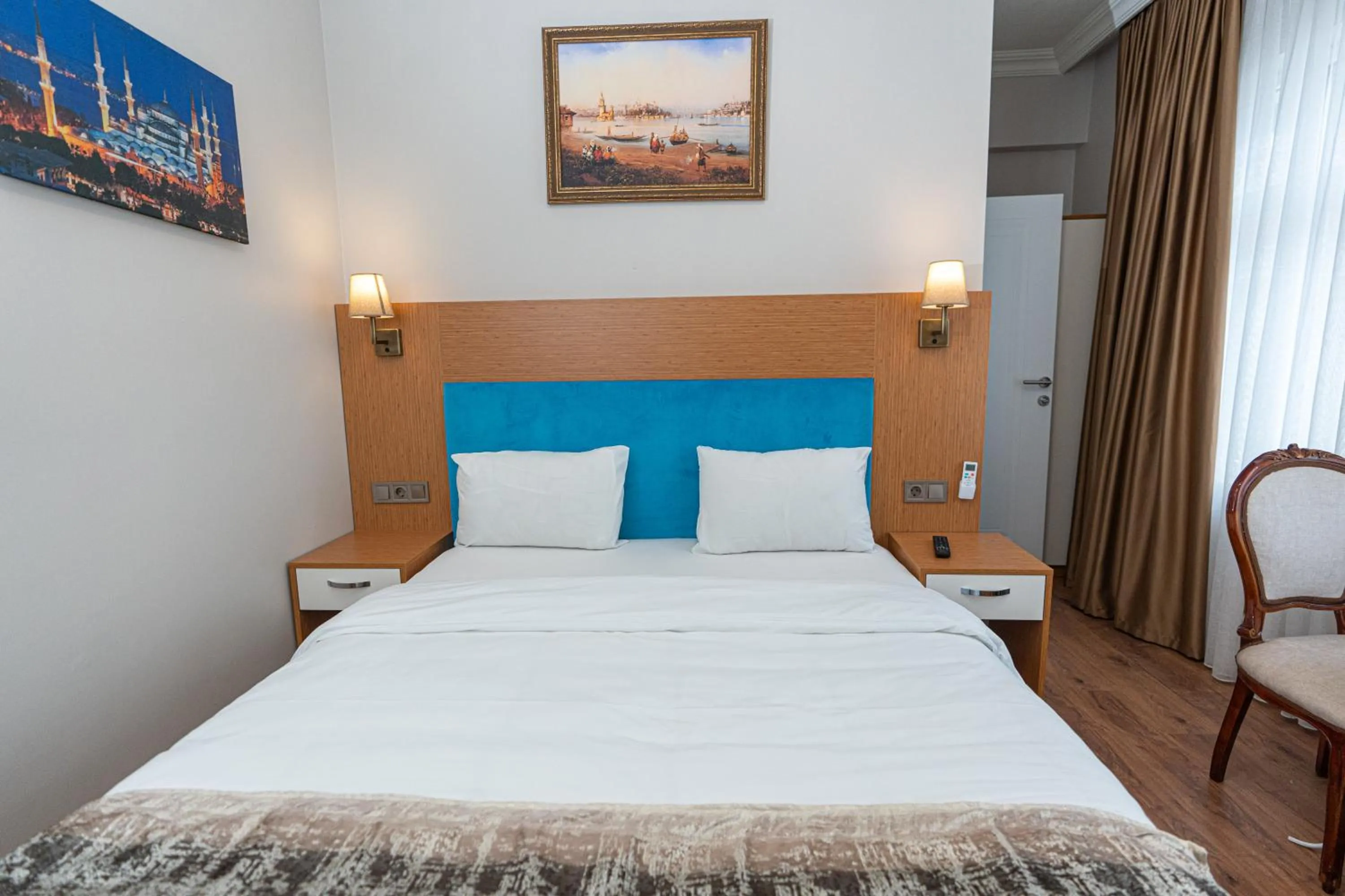 Photo of the whole room, Bed in Seatanbul Hotel