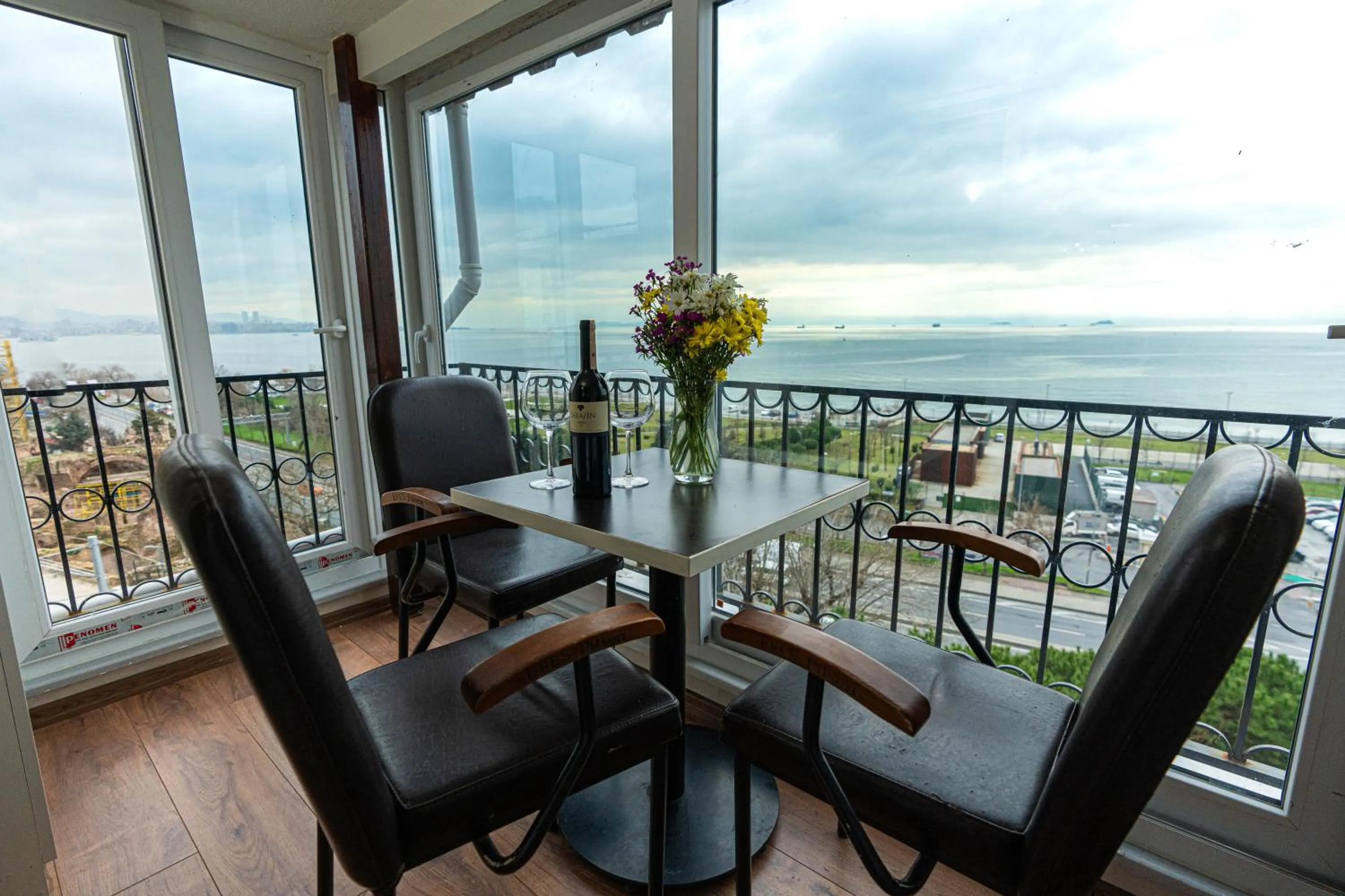 Restaurant/places to eat in Seatanbul Hotel