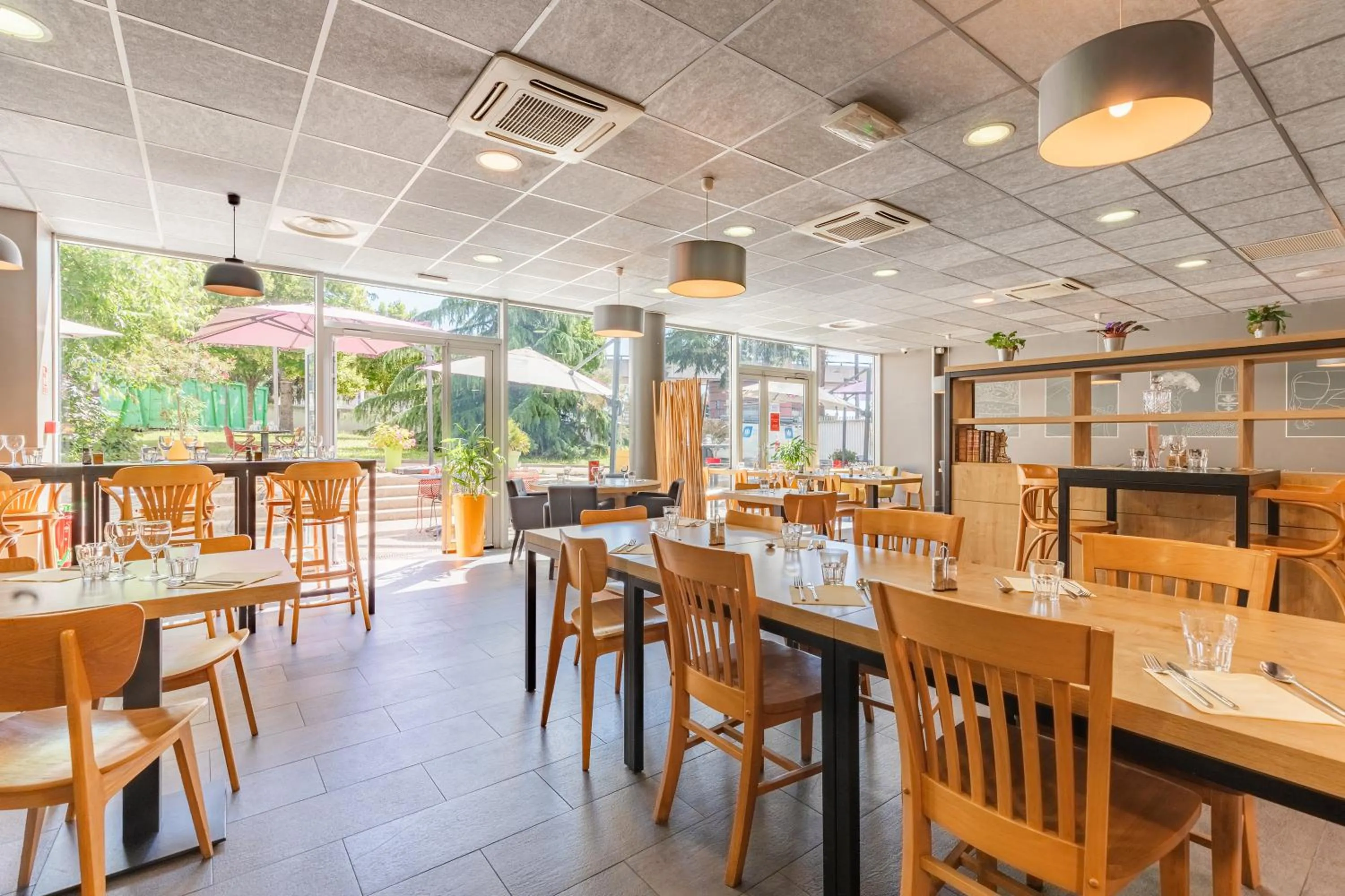 Restaurant/places to eat in Appart’City Confort Lyon Cité Internationale