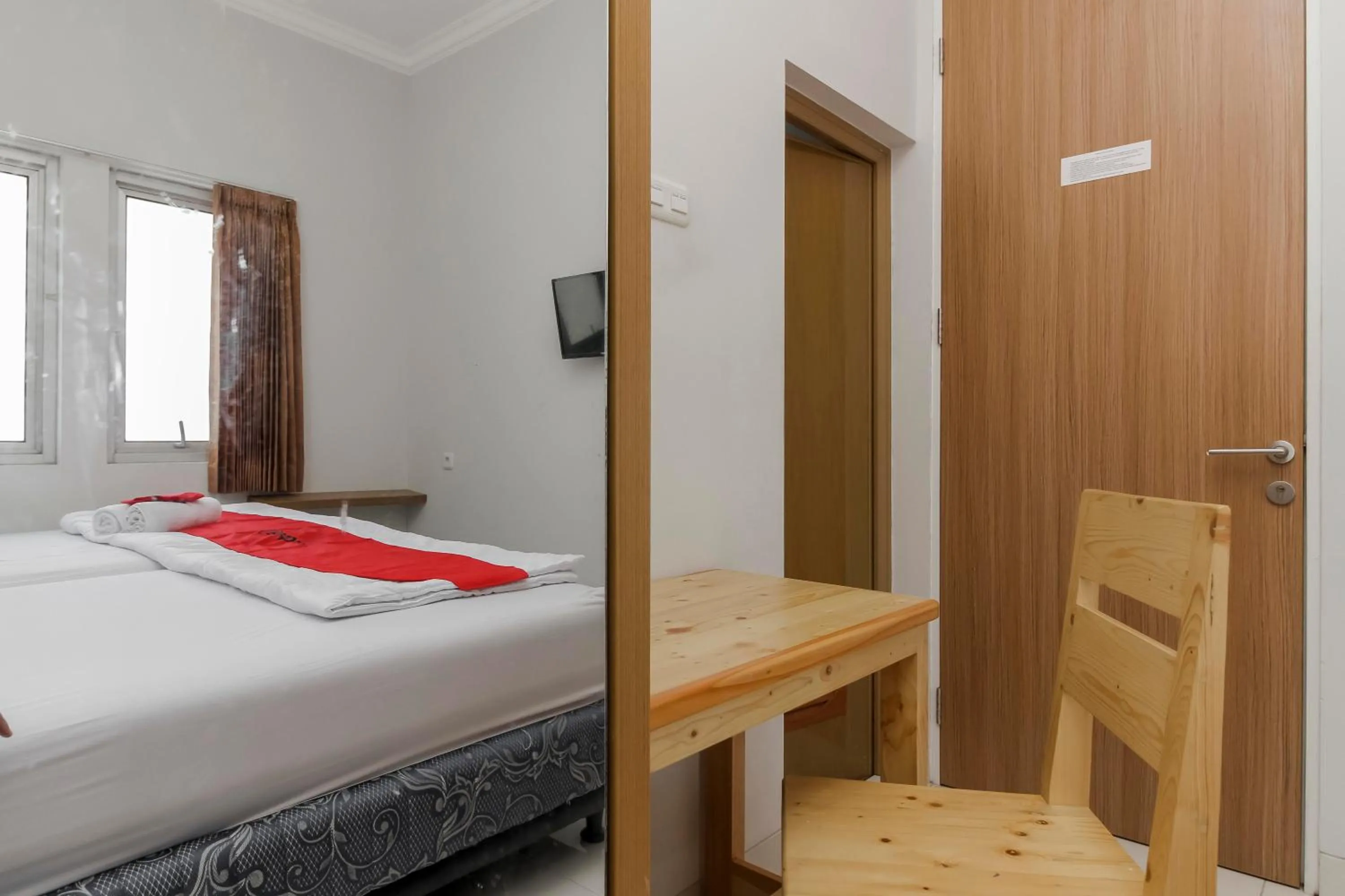 Bedroom, Bed in RedDoorz near Central Park Mall