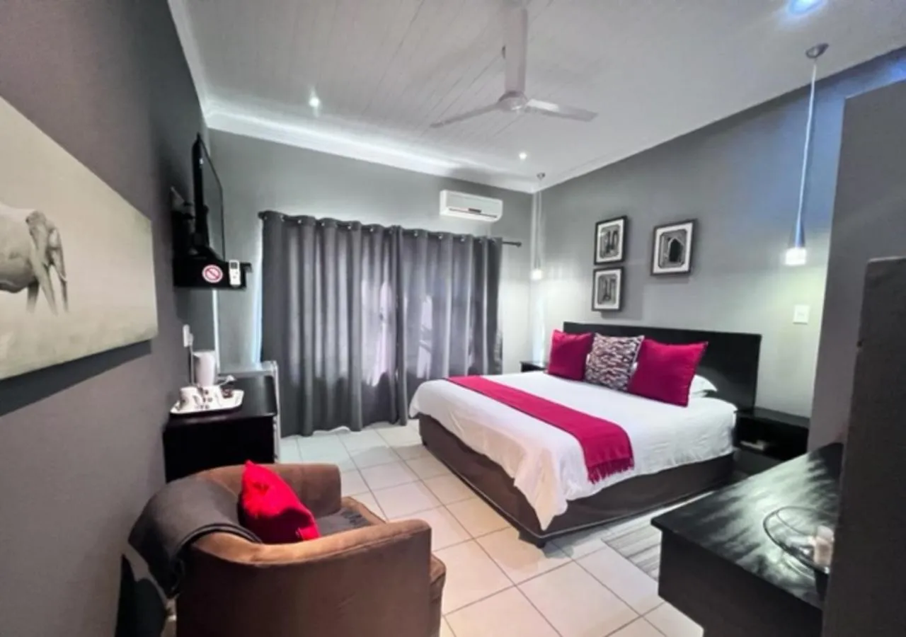 Bedroom, Bed in Turaco Lodge - No Loadshedding