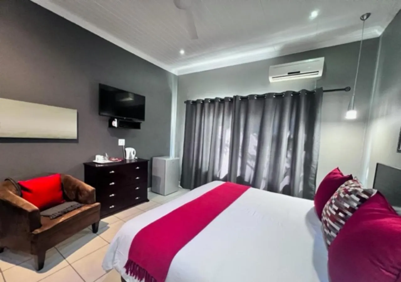 Bedroom, Bed in Turaco Lodge - No Loadshedding