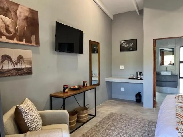 TV and multimedia, Bed in Turaco Lodge - No Loadshedding