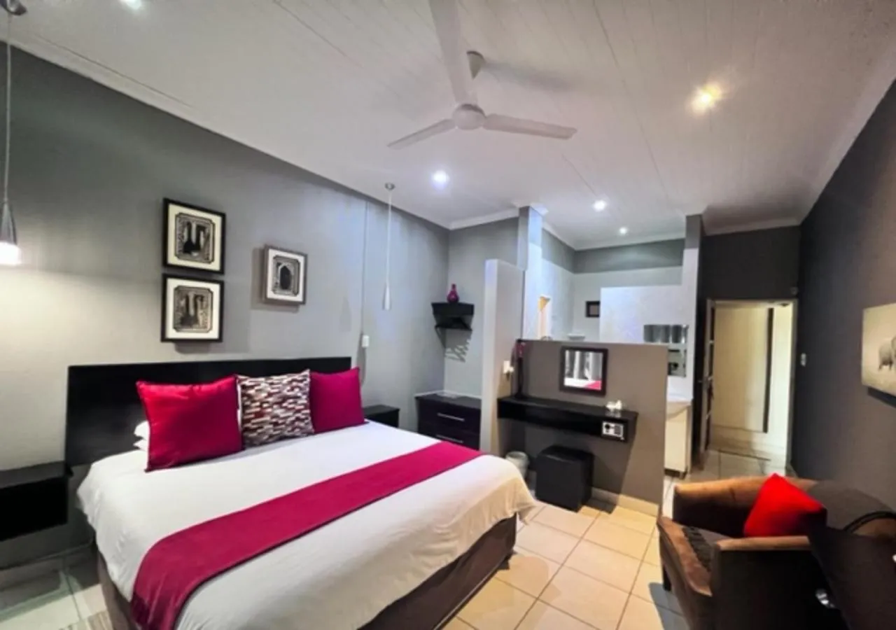 Bedroom, Bed in Turaco Lodge - No Loadshedding