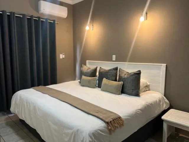 Bed in Turaco Lodge - No Loadshedding