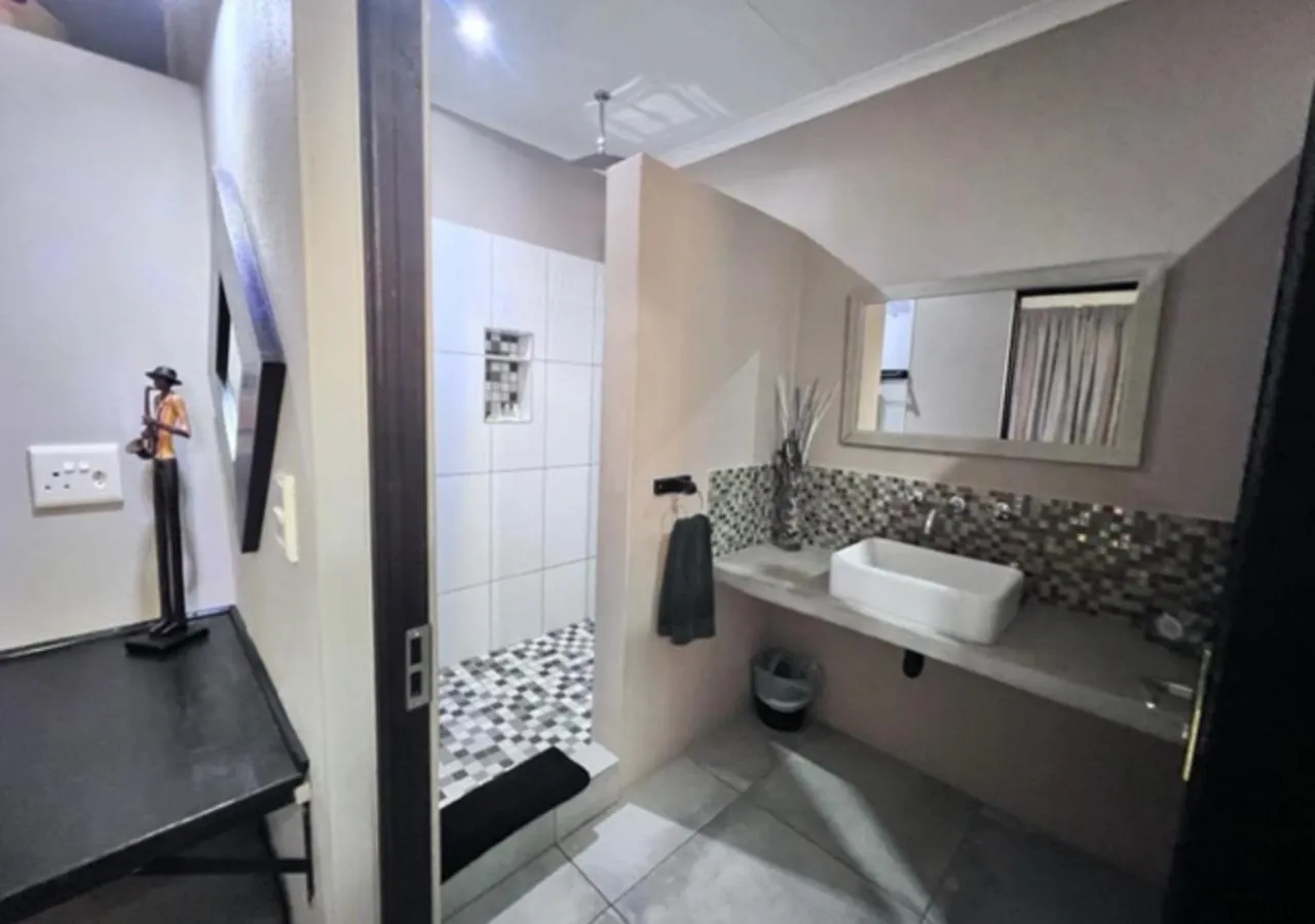 Bathroom in Turaco Lodge - No Loadshedding