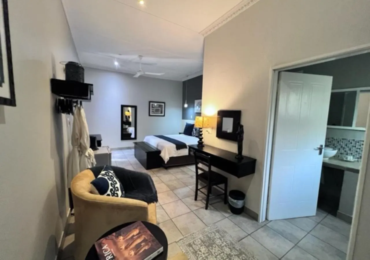 Photo of the whole room, Bed in Turaco Lodge - No Loadshedding