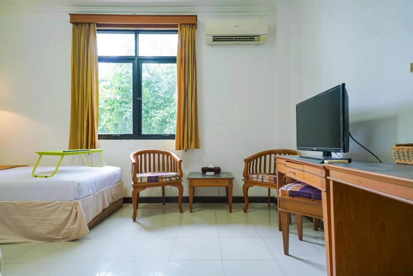 Seating area, Bed in Urbanview by Millenium Hotel