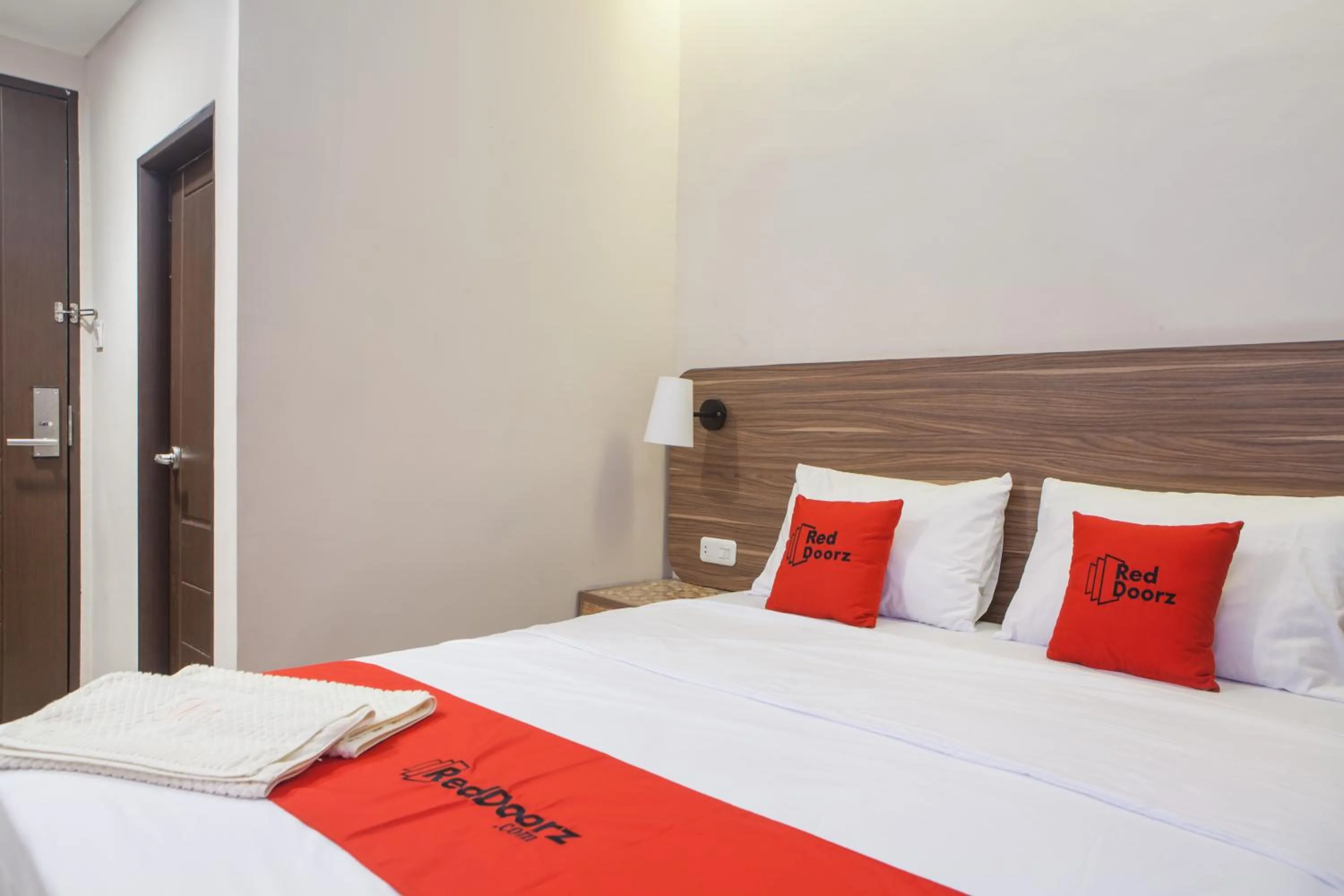 Bedroom, Bed in RedDoorz @ Wiyung 2