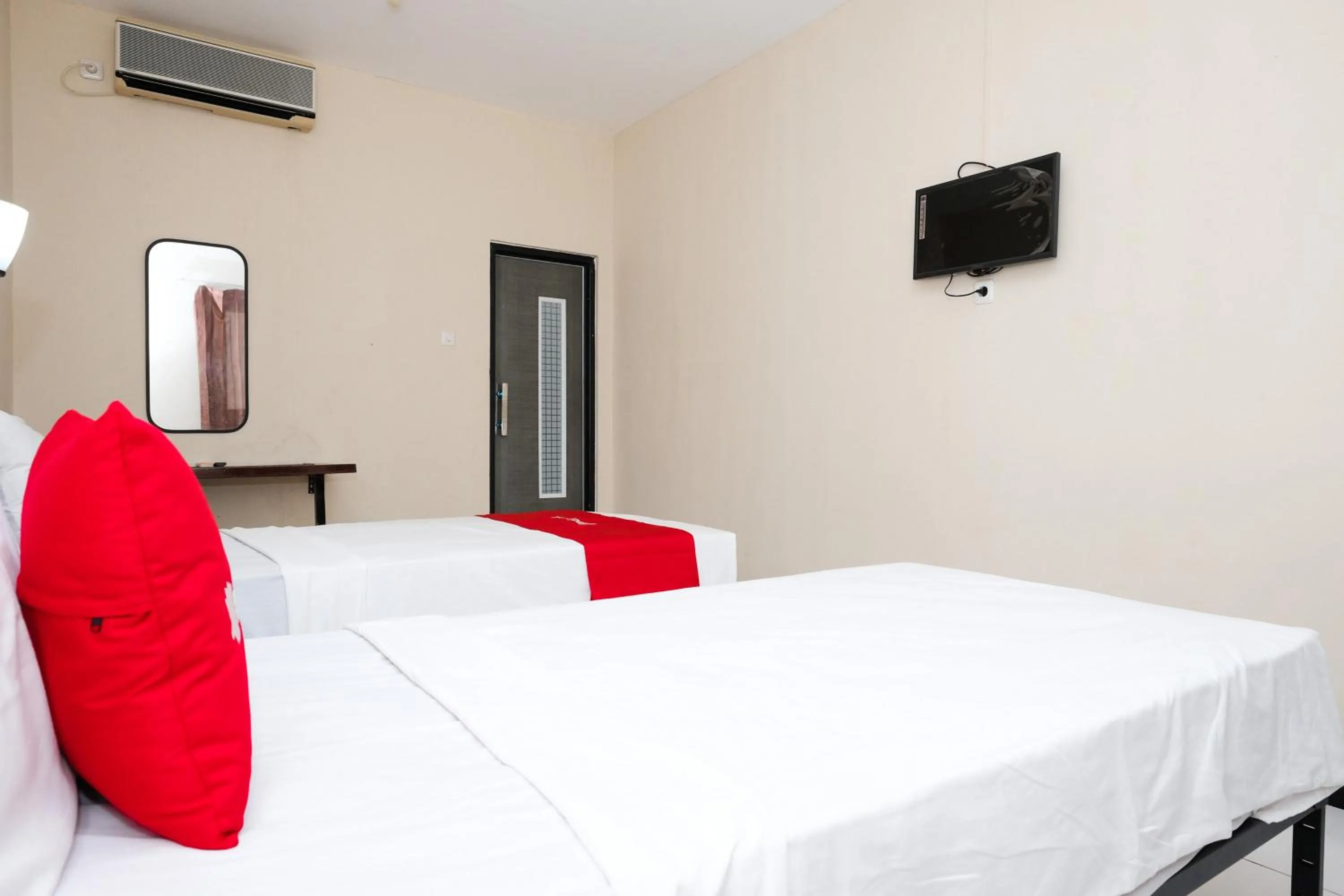 Bedroom, Bed in RedDoorz @ Wiyung 2