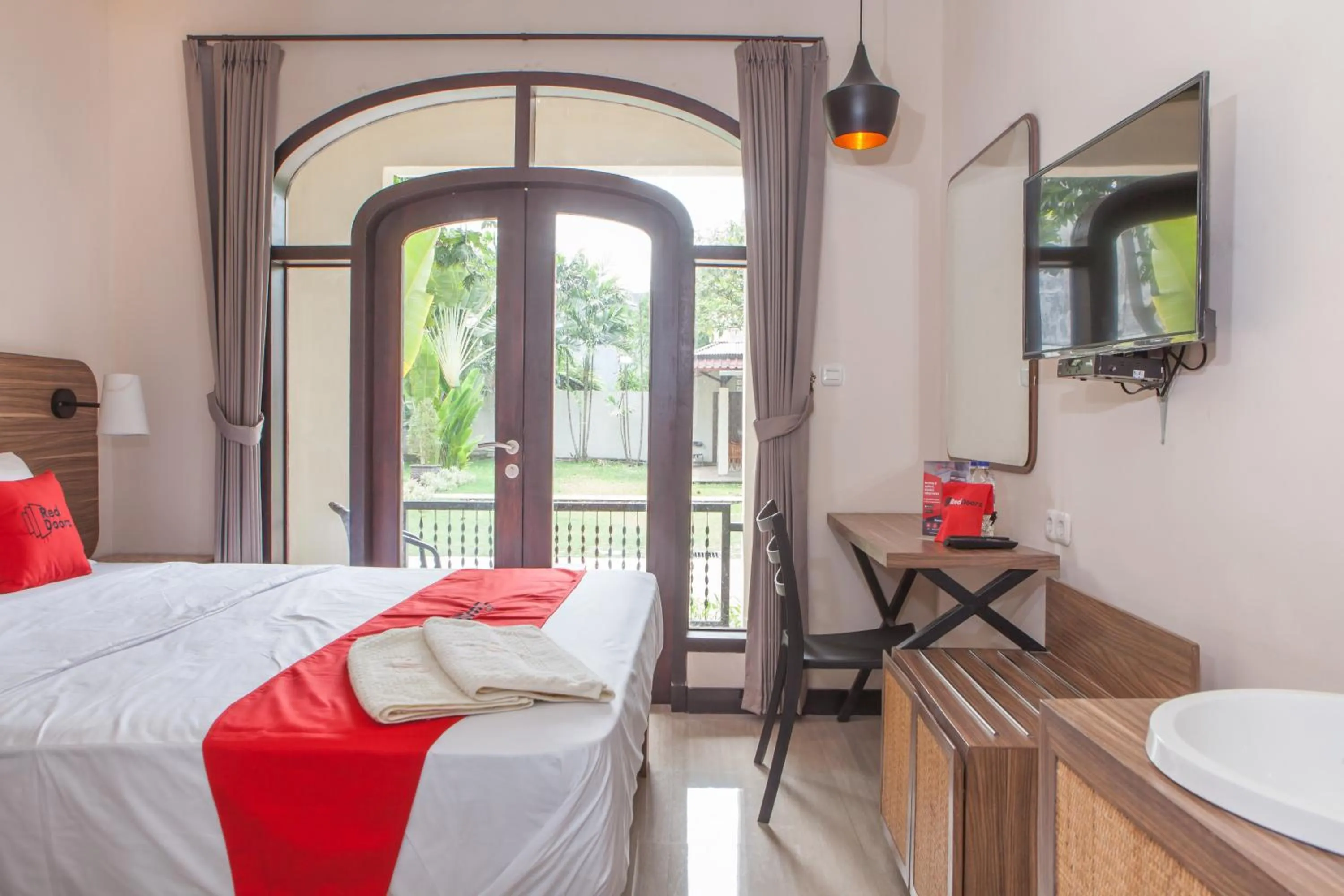 Bedroom, Bed in RedDoorz @ Wiyung 2