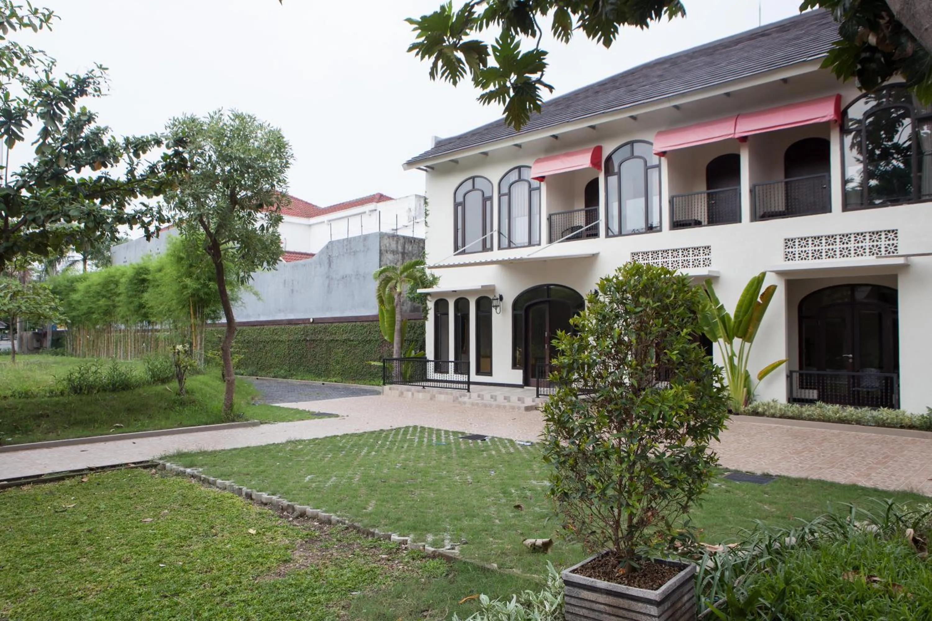 Property building in RedDoorz @ Wiyung 2