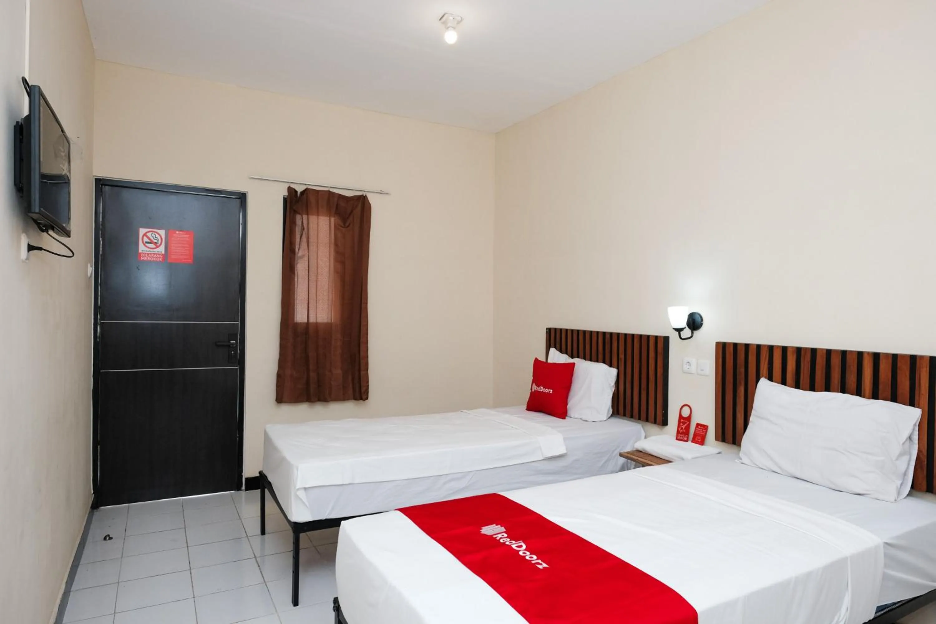 Bedroom, Bed in RedDoorz @ Wiyung 2