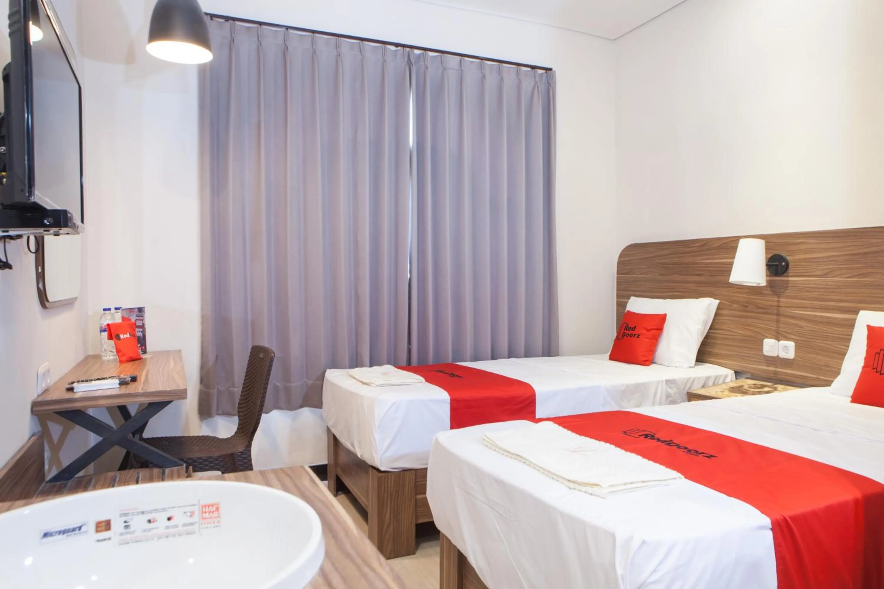 Bedroom, Bed in RedDoorz @ Wiyung 2