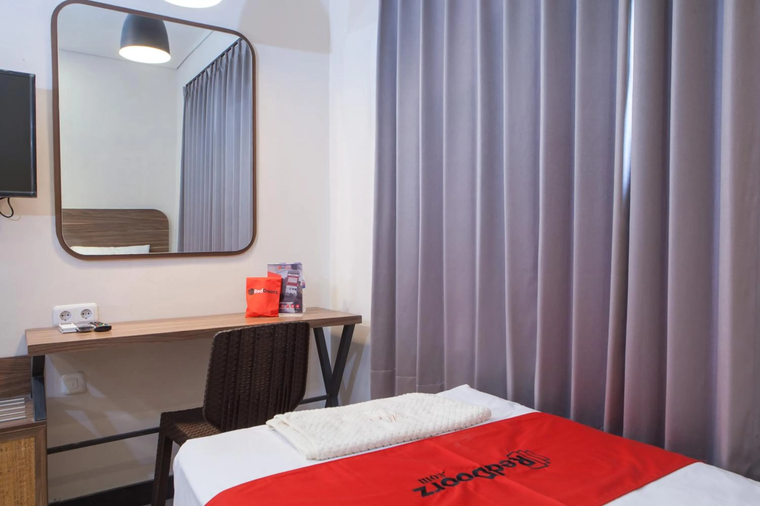 Bedroom, Bed in RedDoorz @ Wiyung 2