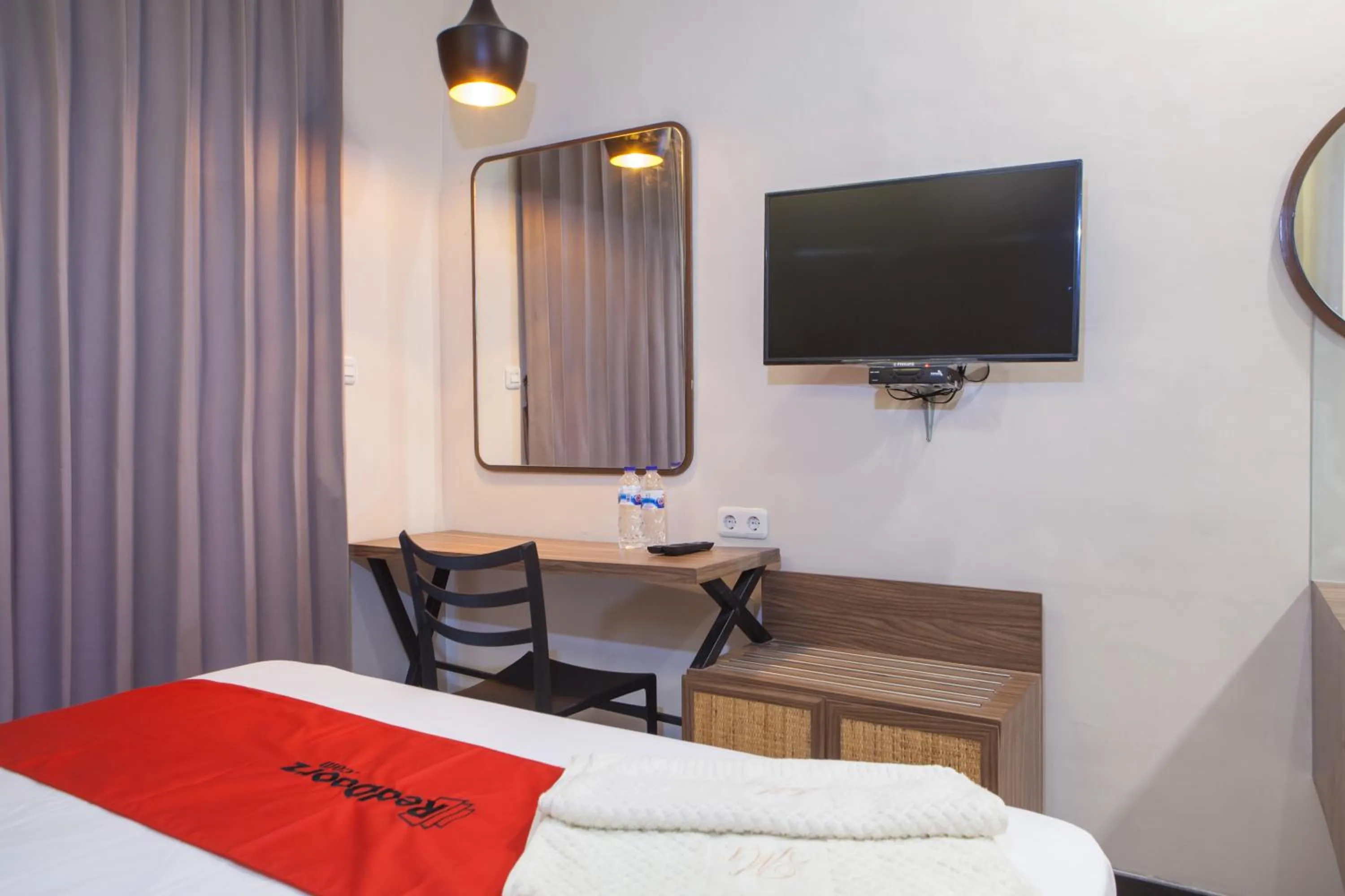 Bedroom, Bed in RedDoorz @ Wiyung 2