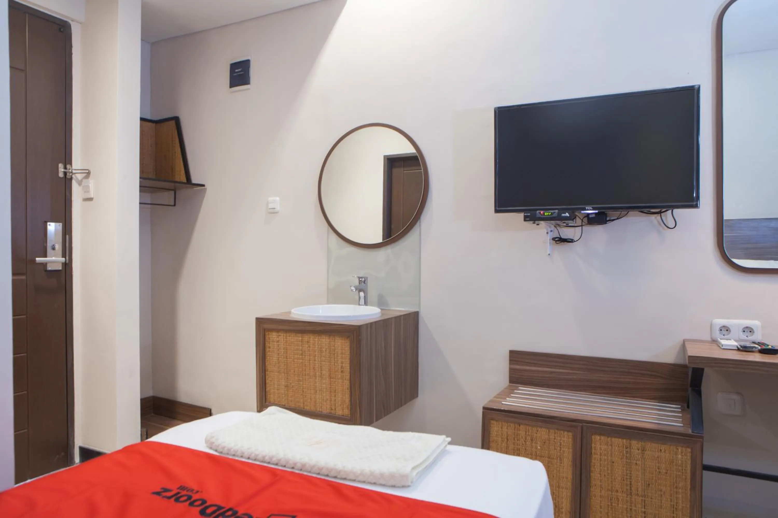 Bedroom, Bed in RedDoorz @ Wiyung 2