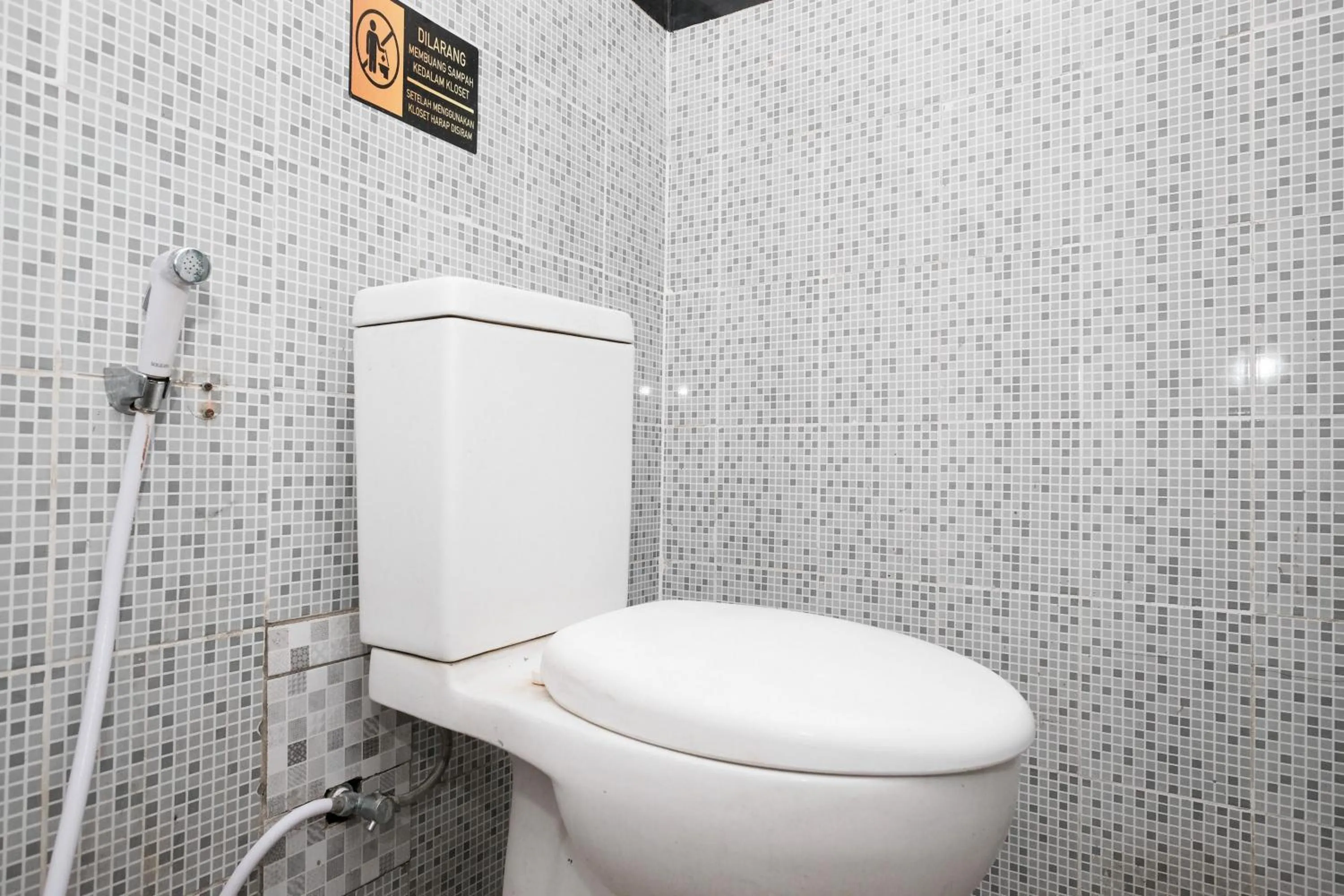 Bathroom in RedDoorz @ Wiyung 2