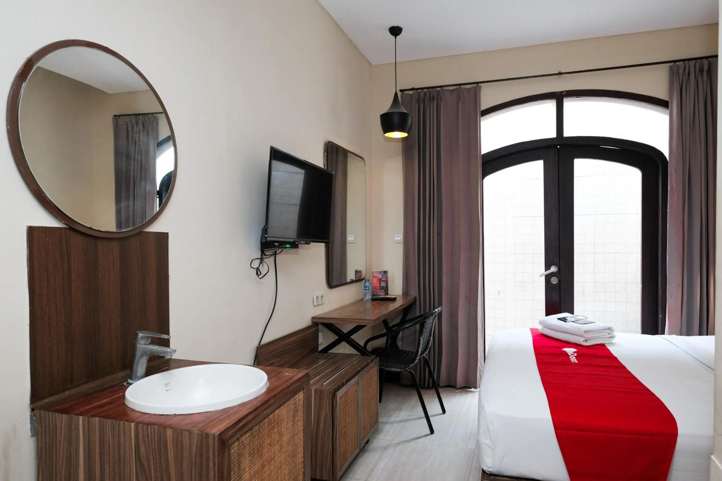 Bedroom, Bed in RedDoorz @ Wiyung 2