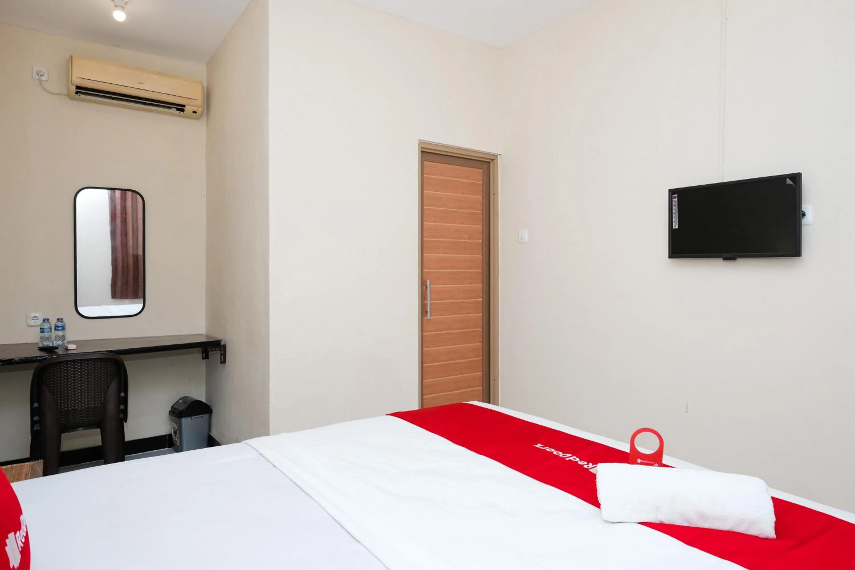 Bedroom, Bed in RedDoorz @ Wiyung 2