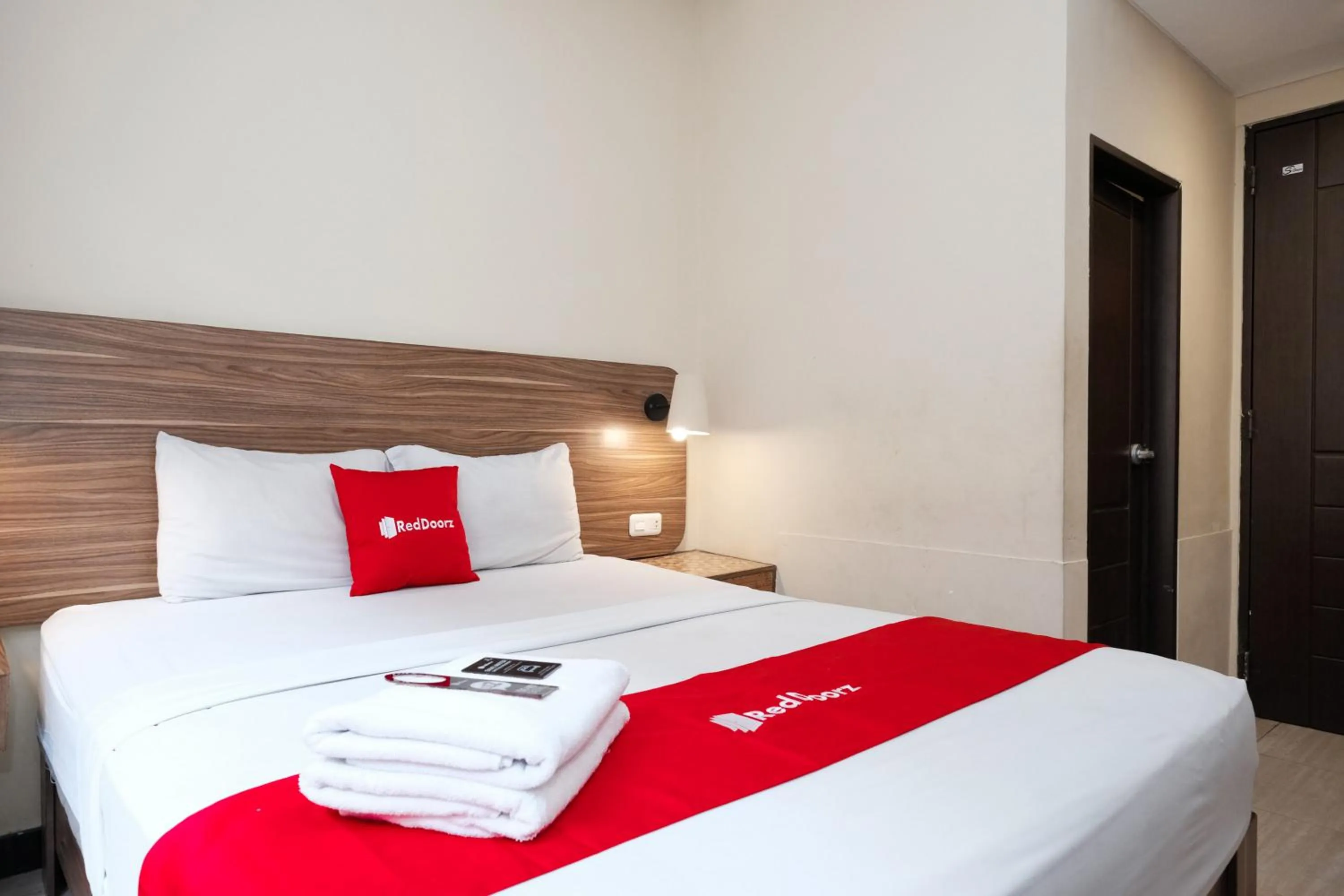 Bedroom, Bed in RedDoorz @ Wiyung 2