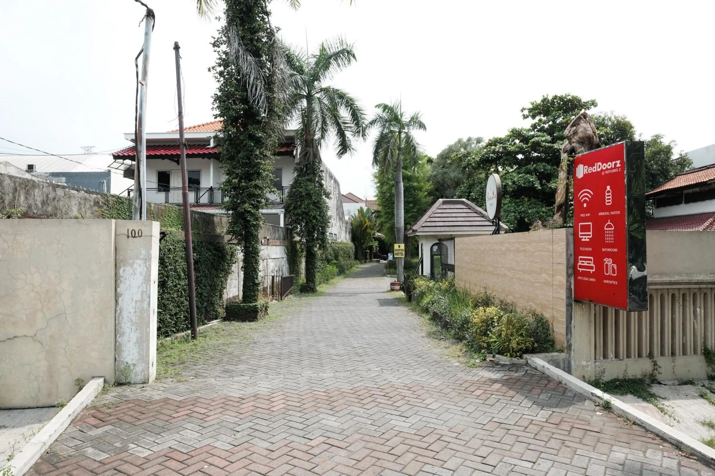 Property logo or sign in RedDoorz @ Wiyung 2