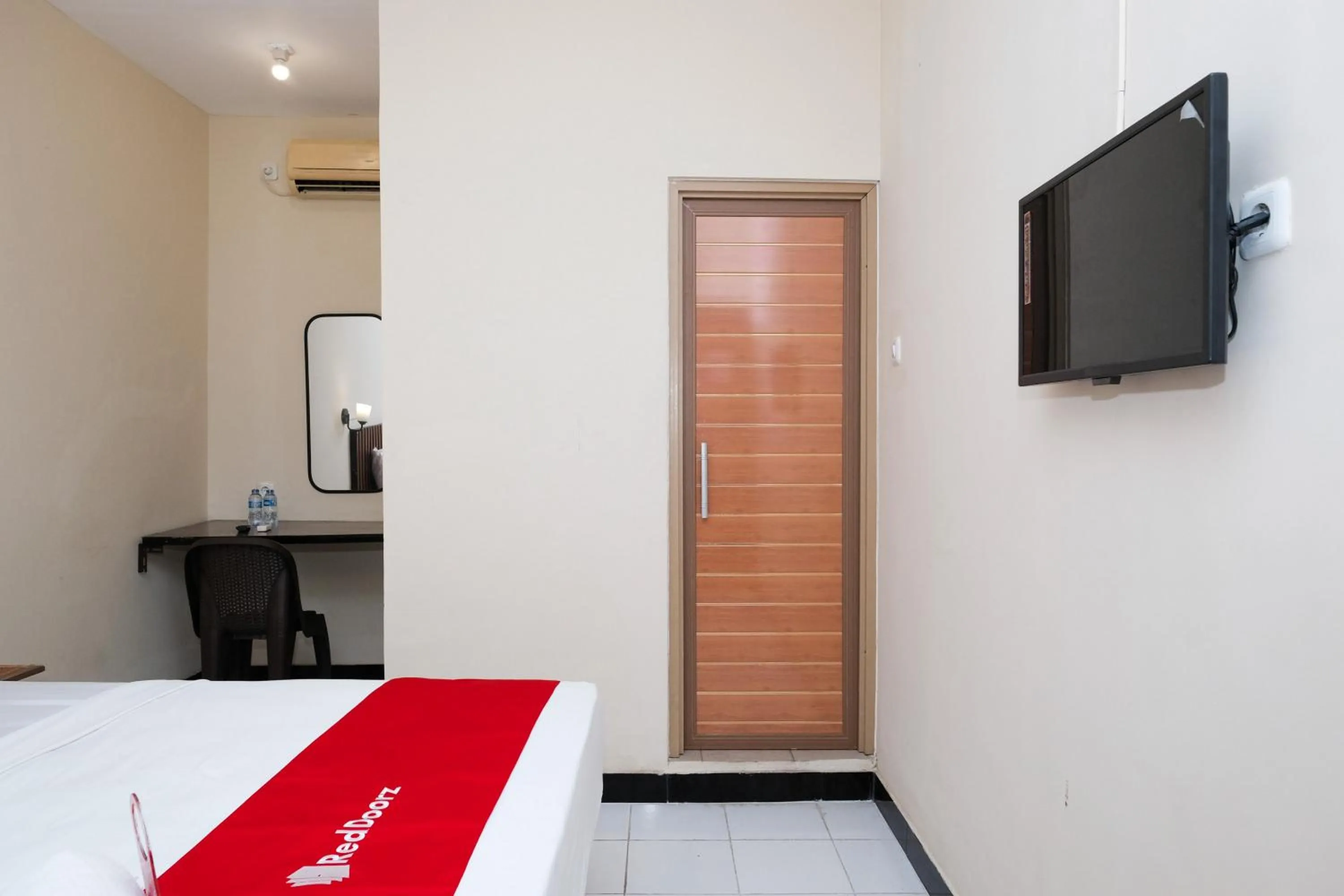 Bedroom, Bed in RedDoorz @ Wiyung 2