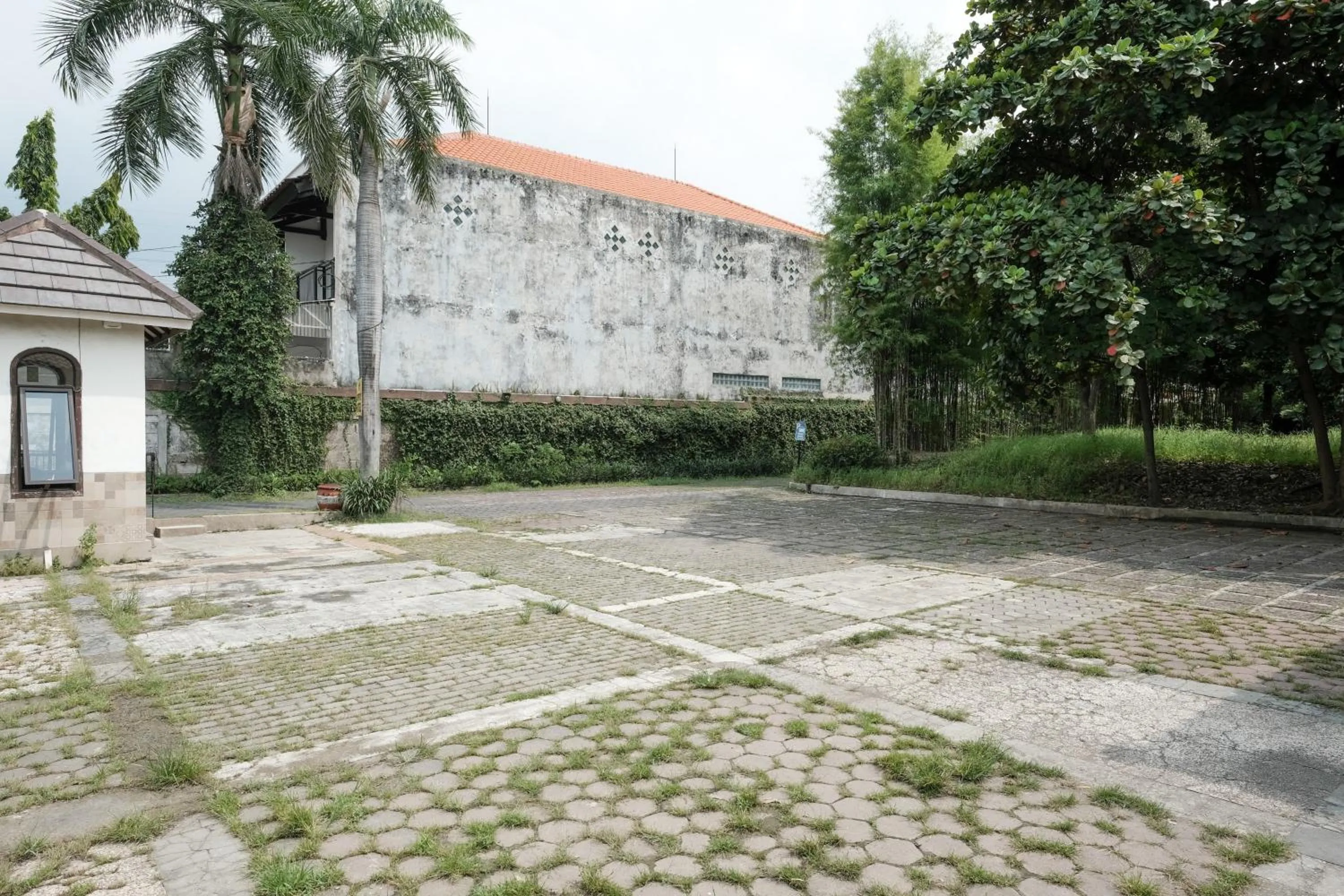 Parking in RedDoorz @ Wiyung 2