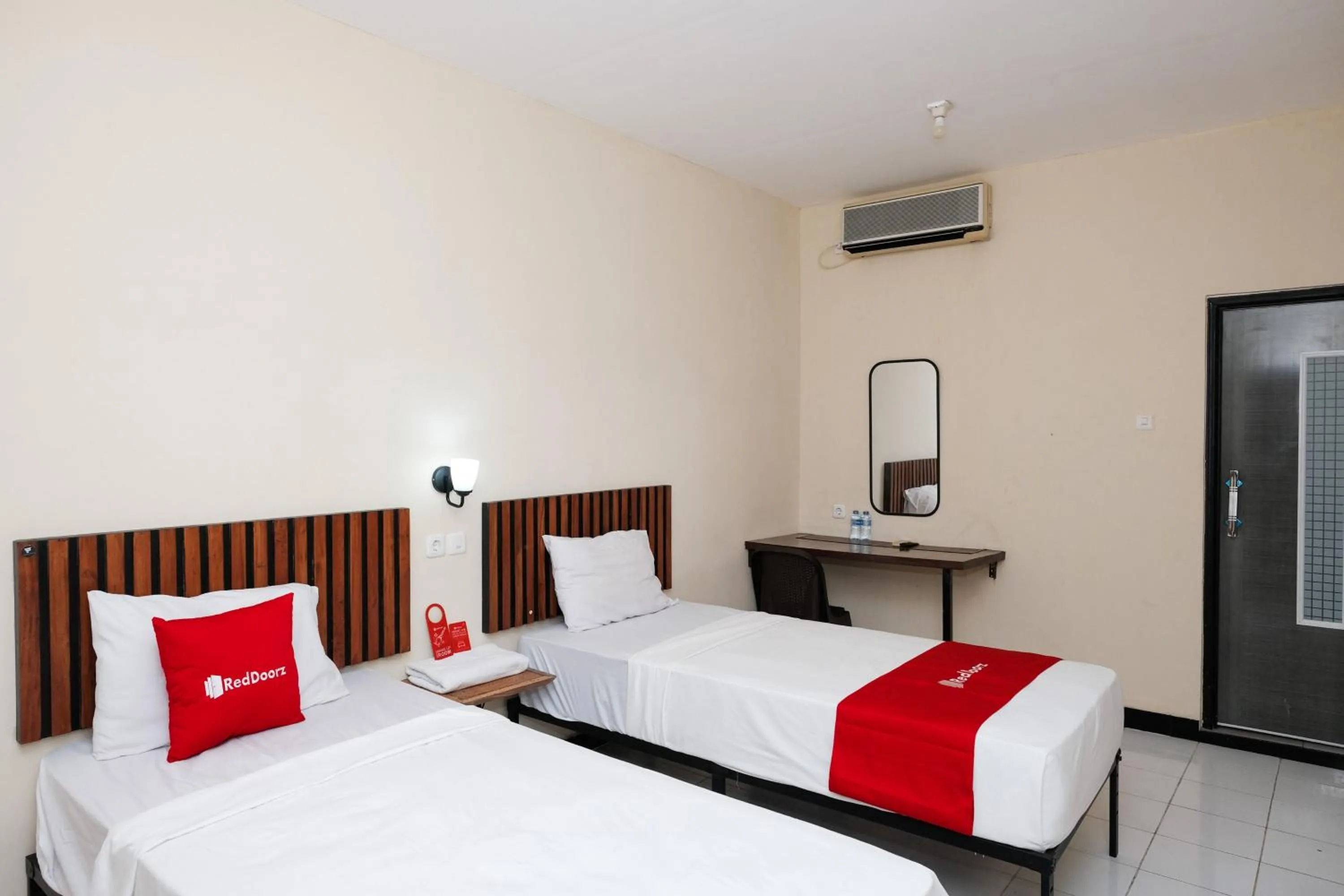 Bedroom, Bed in RedDoorz @ Wiyung 2