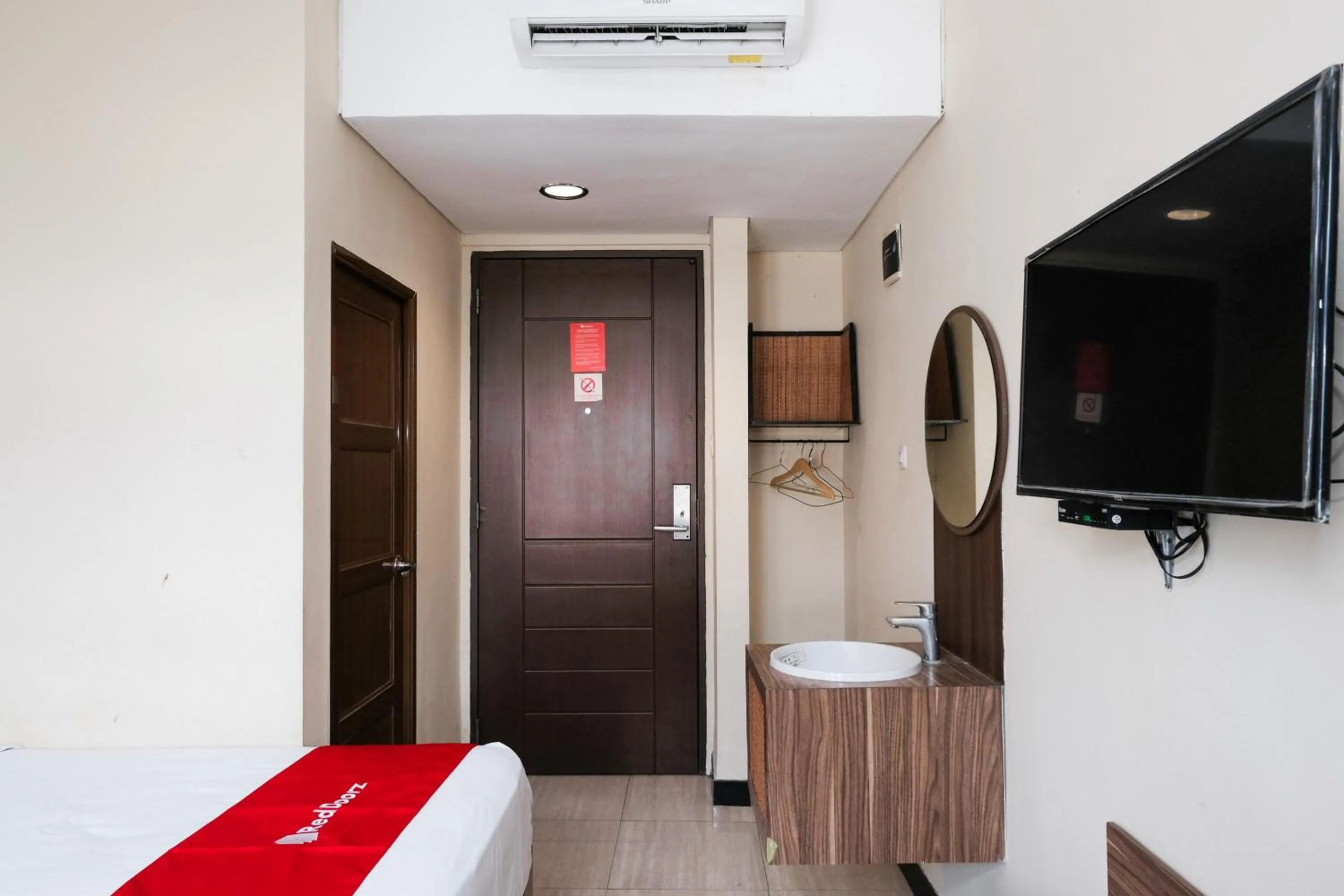 Bedroom, Bed in RedDoorz @ Wiyung 2