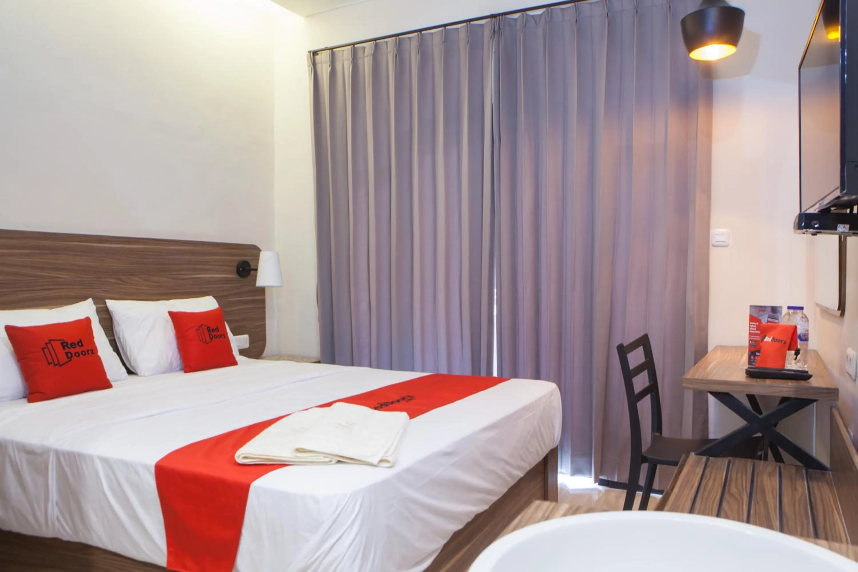 Bedroom, Bed in RedDoorz @ Wiyung 2