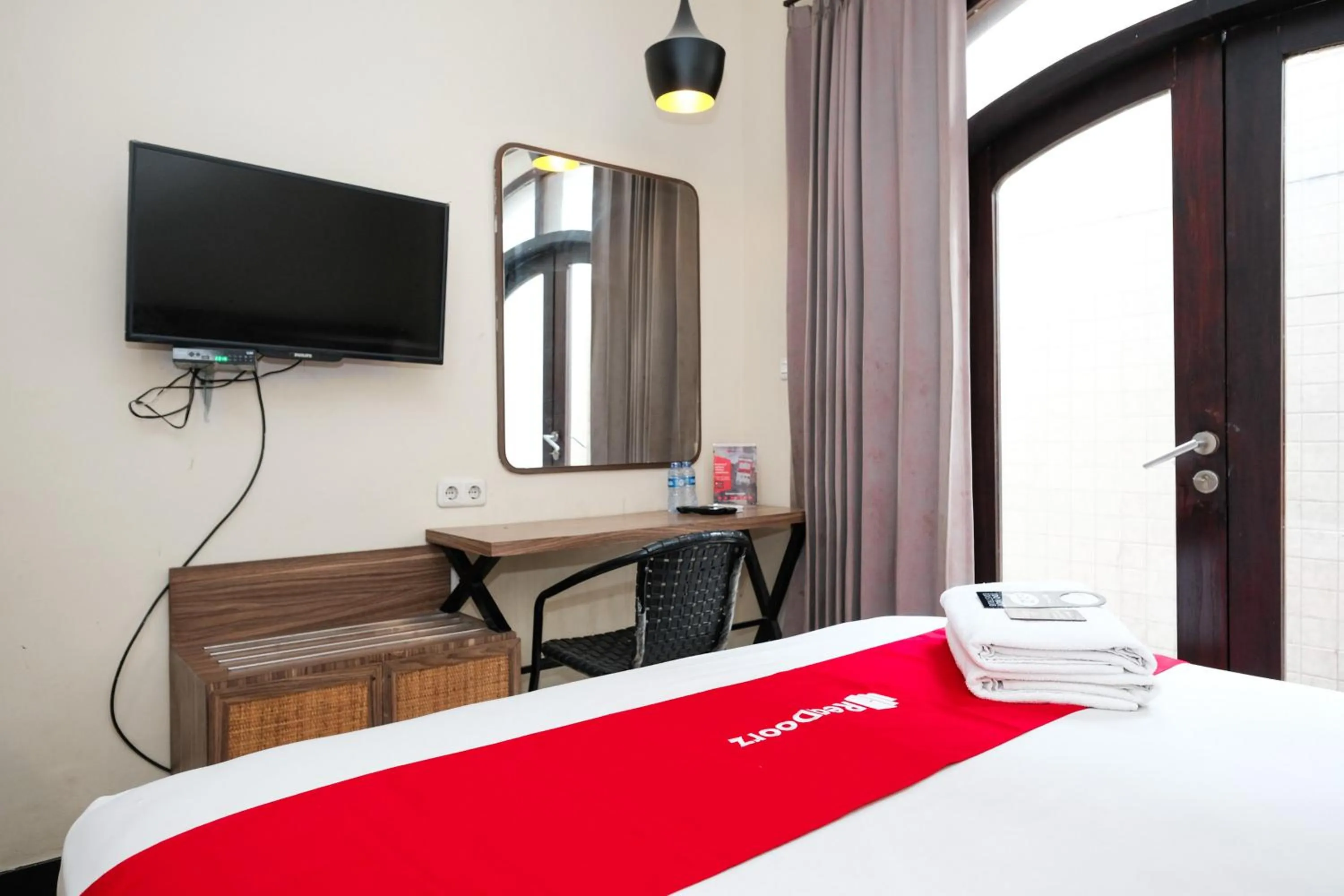 Bedroom, Bed in RedDoorz @ Wiyung 2