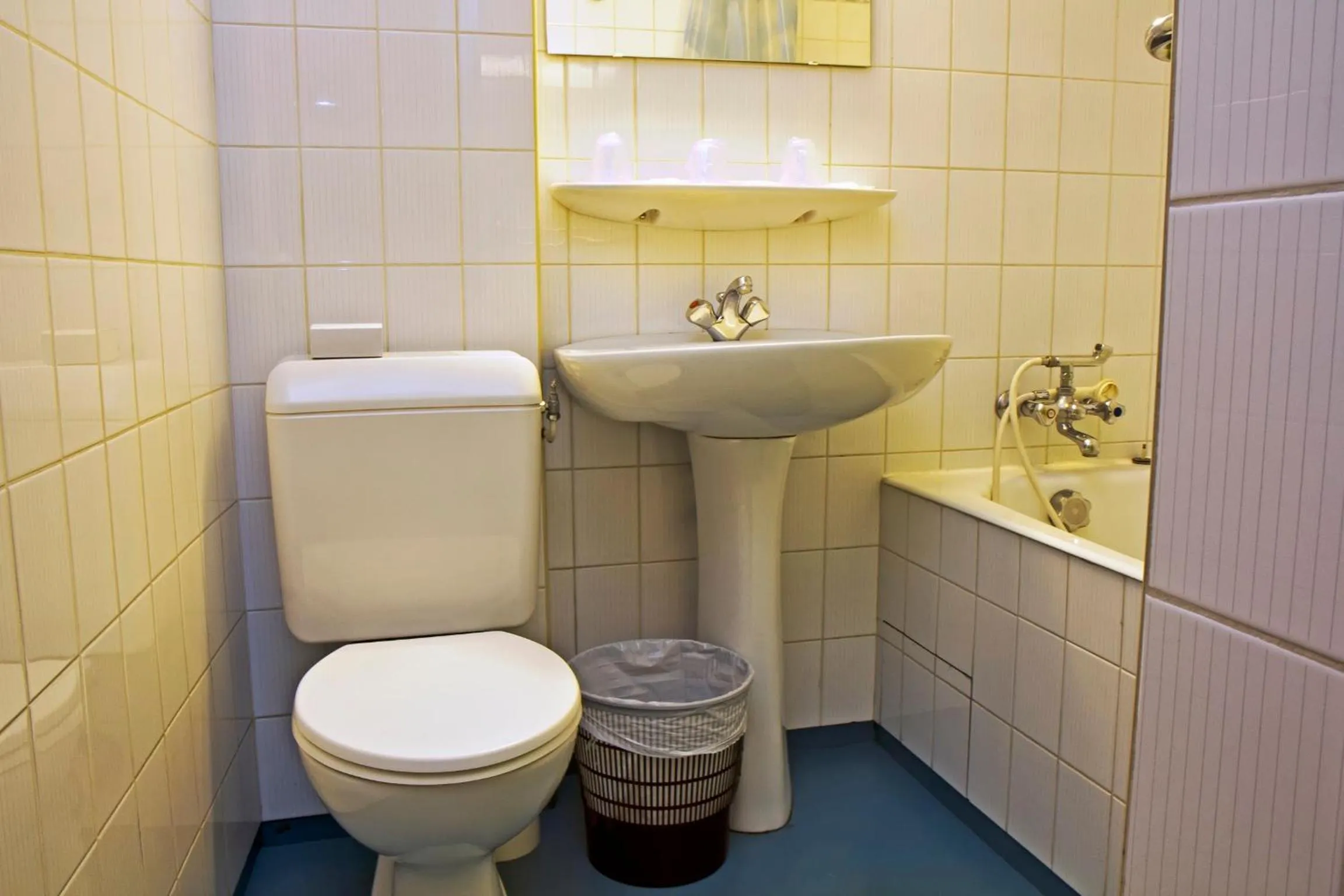Bathroom in Hôtel Croix des Nordistes