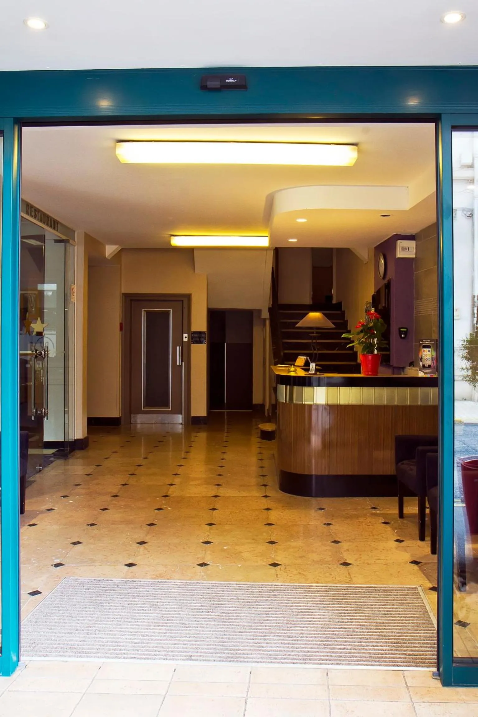 Facade/entrance in Hôtel Croix des Nordistes