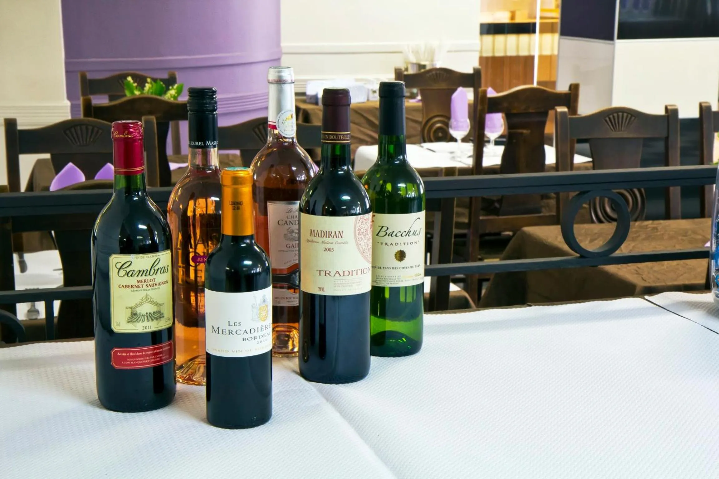 Lounge or bar in Hôtel Croix des Nordistes