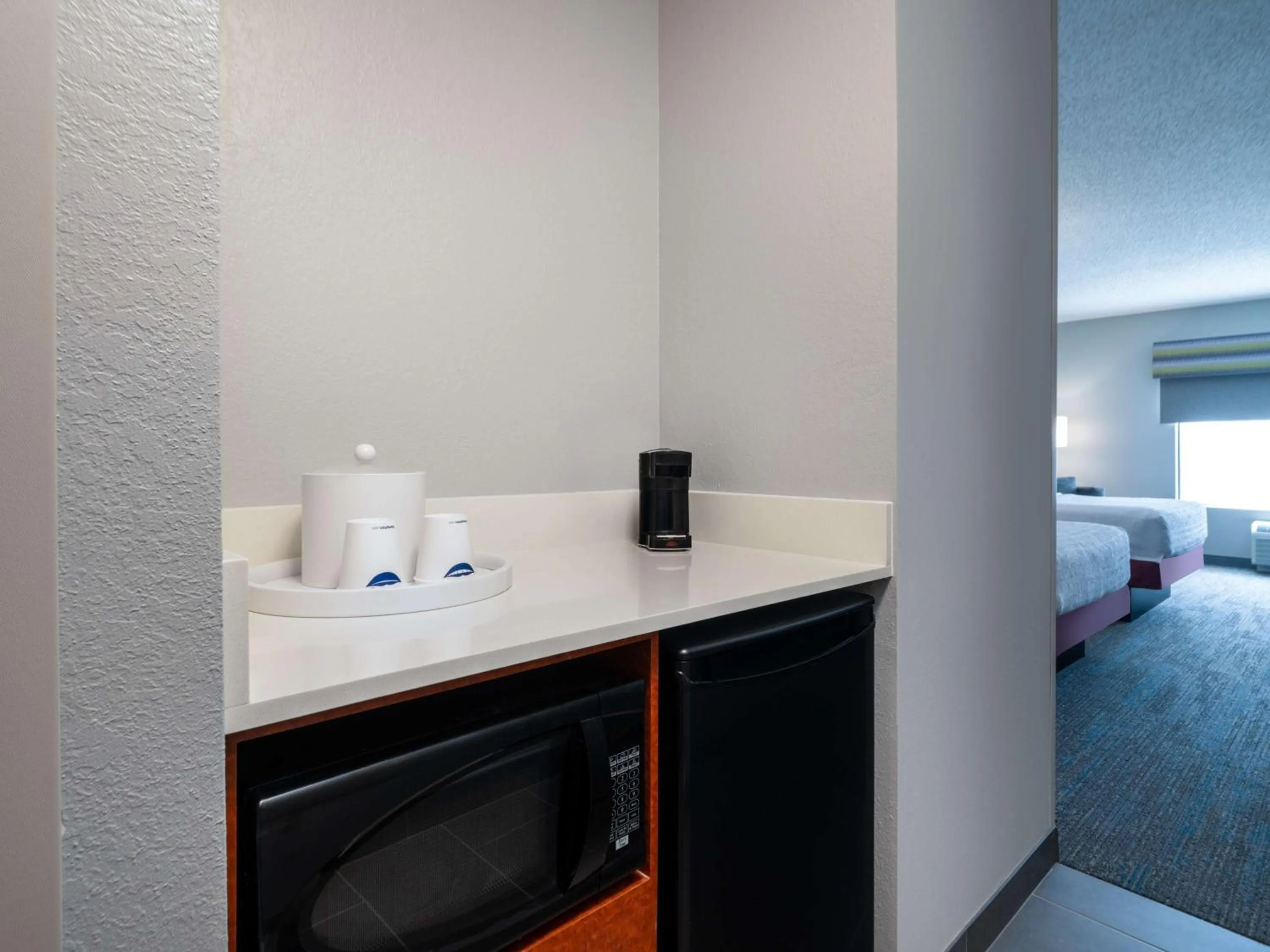 Photo of the whole room, Bed in Hampton Inn West Palm Beach-Florida Turnpike