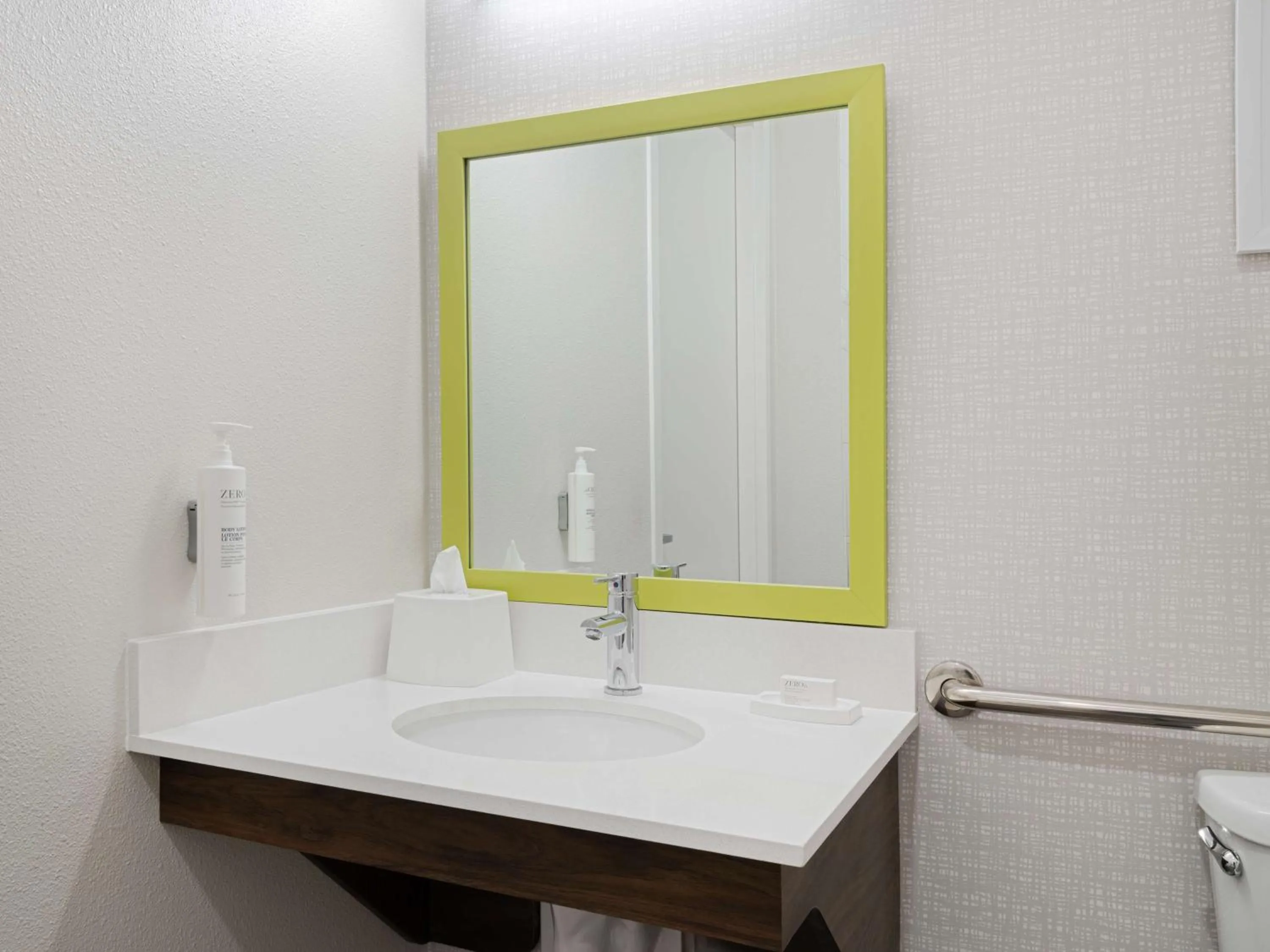 Bathroom in Hampton Inn West Palm Beach-Florida Turnpike