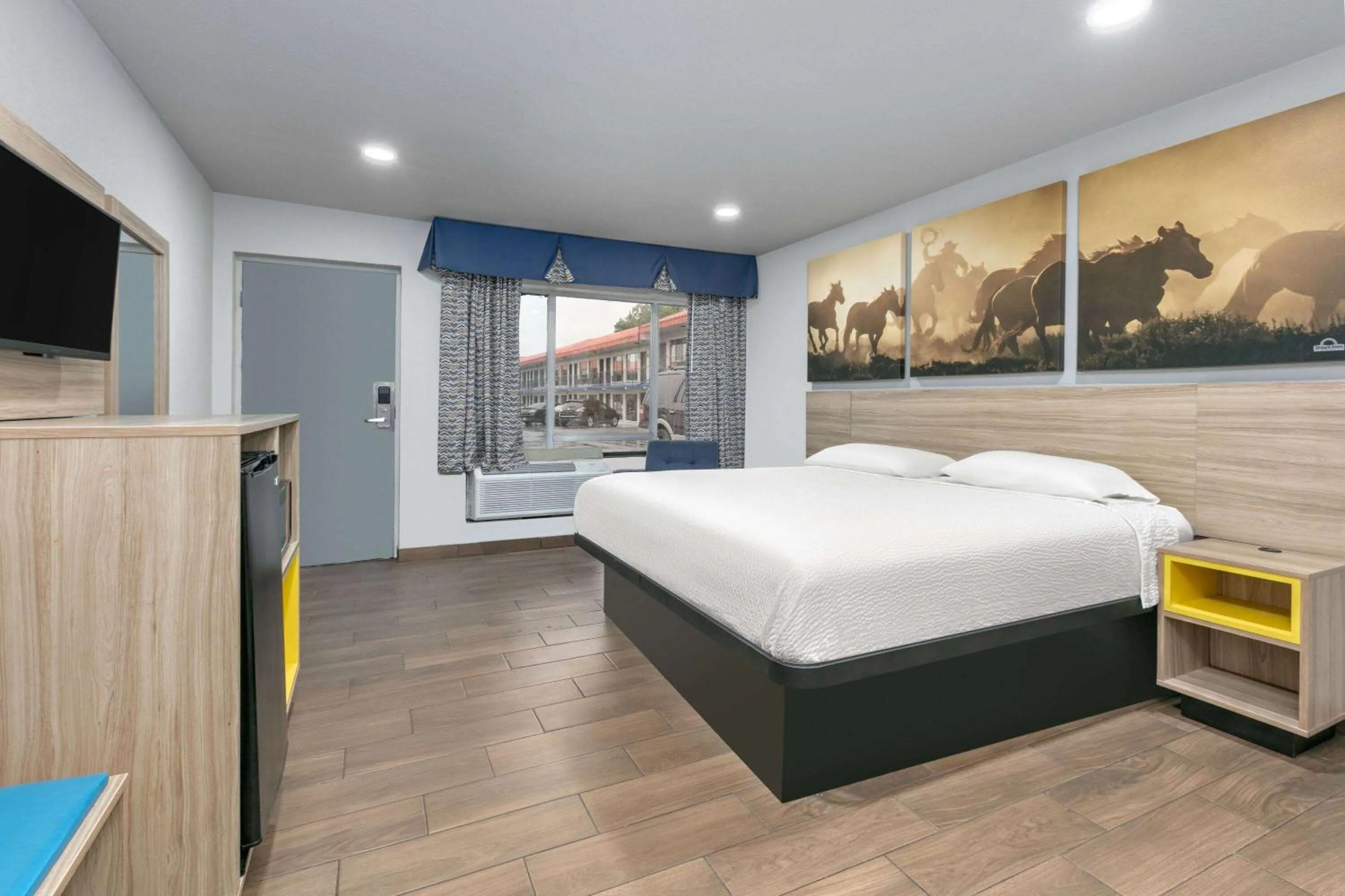 Photo of the whole room, Bed in Days Inn by Wyndham South Fort Worth