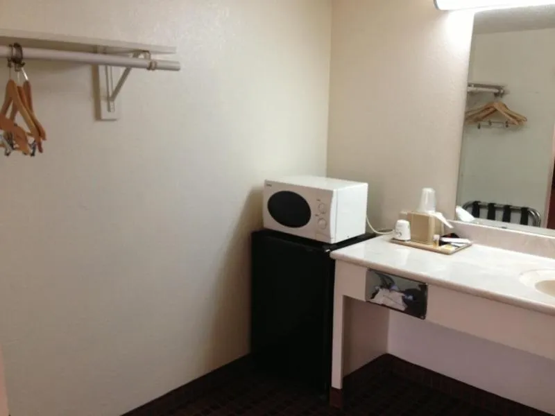 Days Inn by Wyndham South Fort Worth