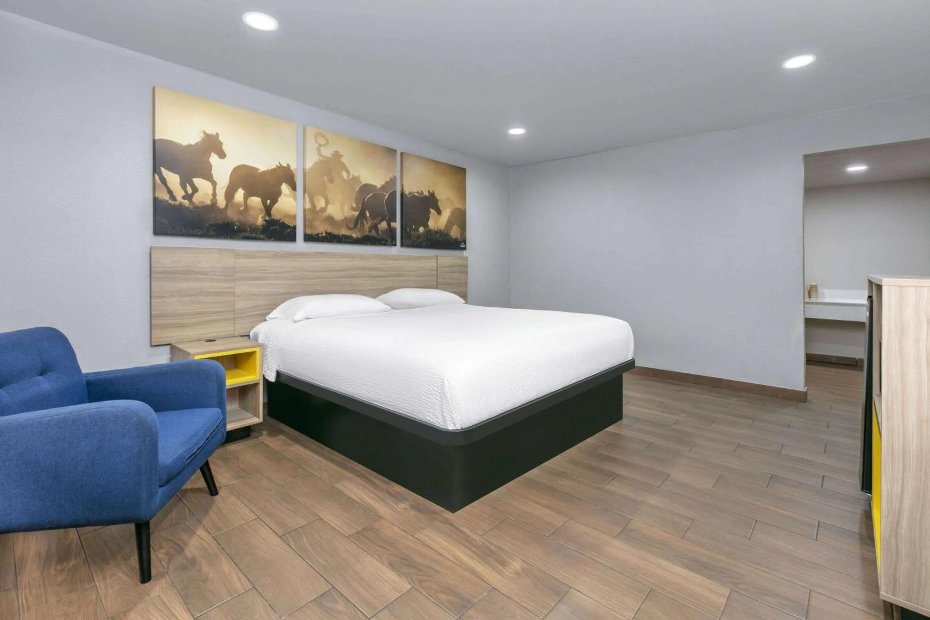 Photo of the whole room, Bed in Days Inn by Wyndham South Fort Worth