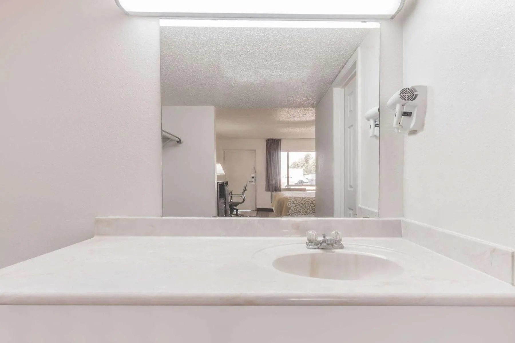 Days Inn by Wyndham South Fort Worth