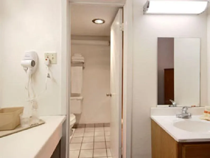 Days Inn by Wyndham South Fort Worth