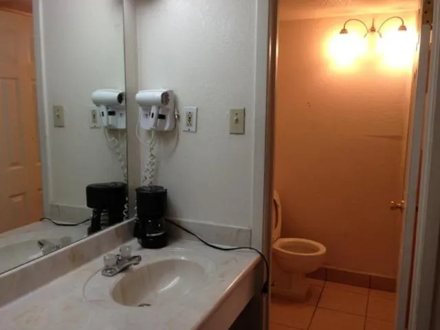 Days Inn by Wyndham South Fort Worth