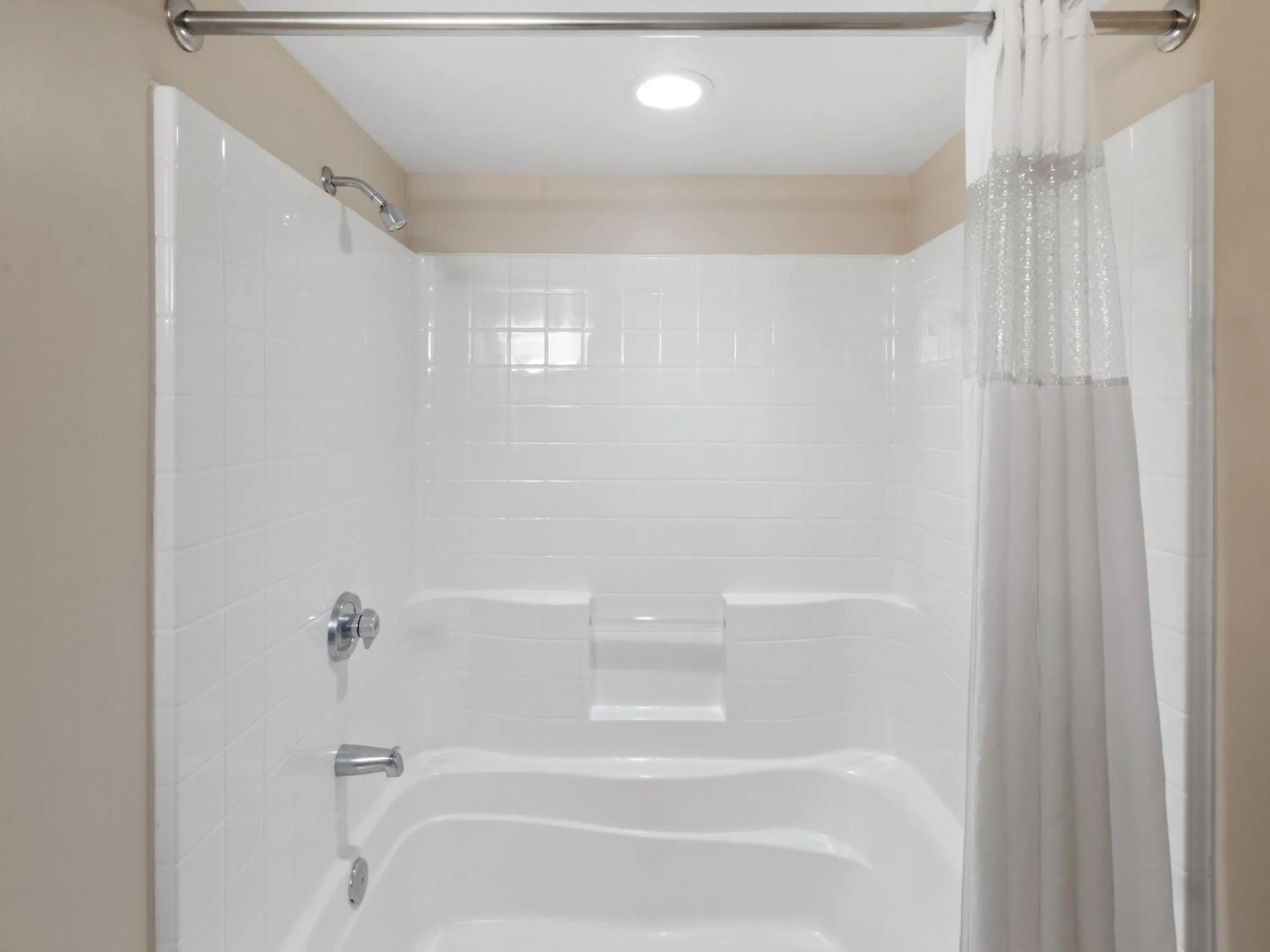 Shower in Tilghman Beach and Golf Resort